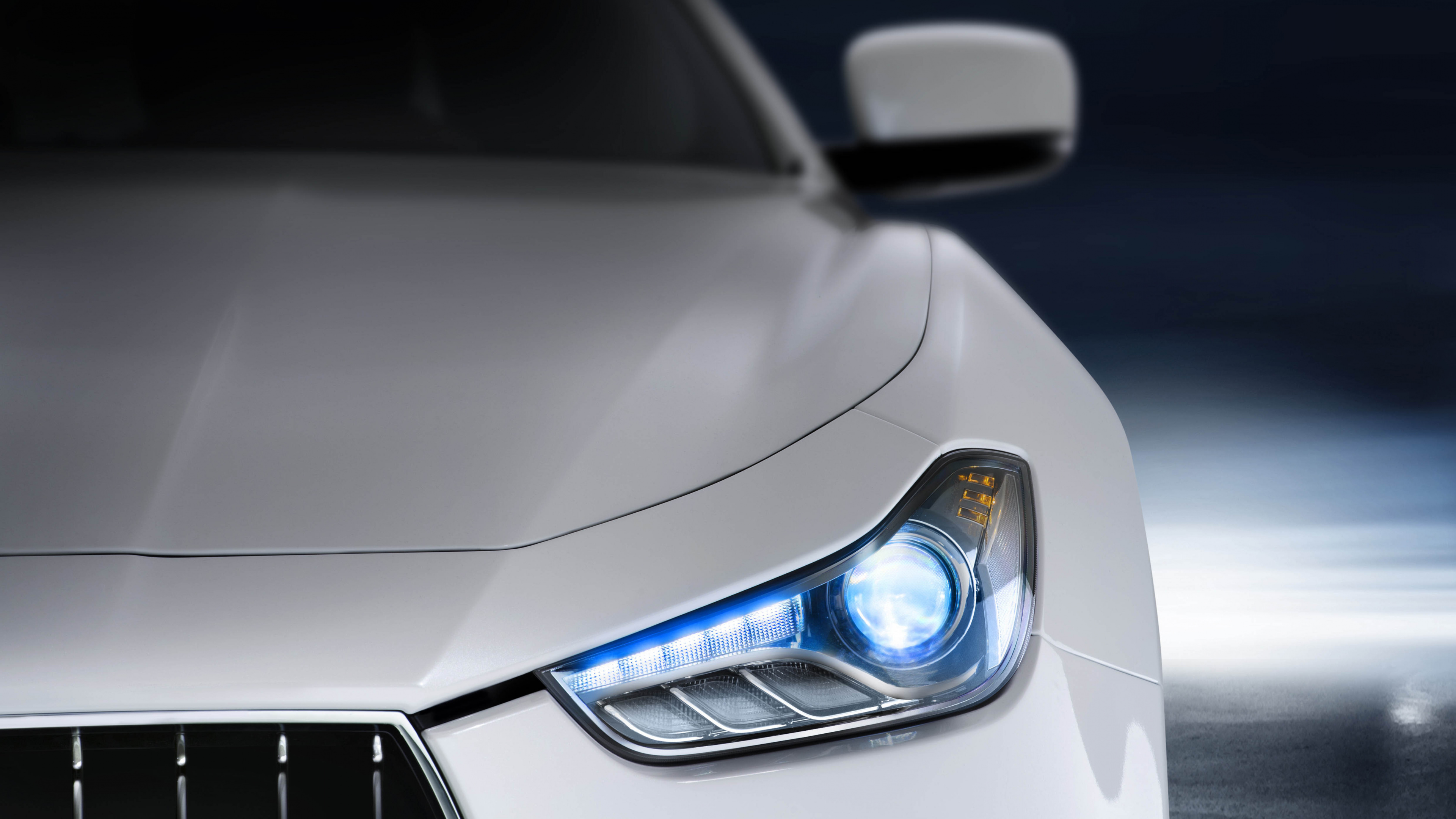 Silbernes BMW Auto Mit Silbernem Und Schwarzem Nummernschild License. Wallpaper in 3840x2160 Resolution