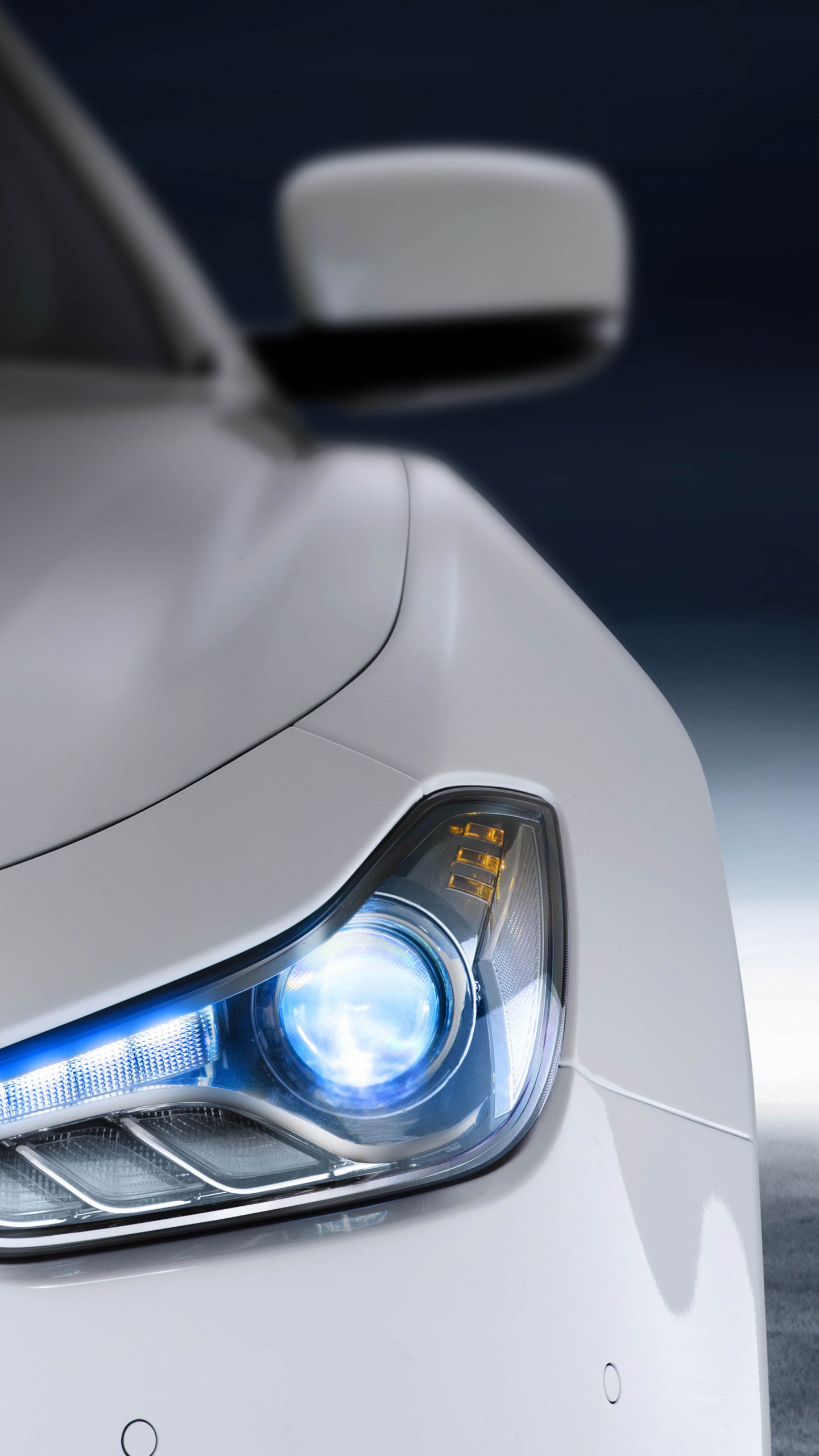 Silver Bmw Car With Silver and Black License Plate. Wallpaper in 1440x2560 Resolution