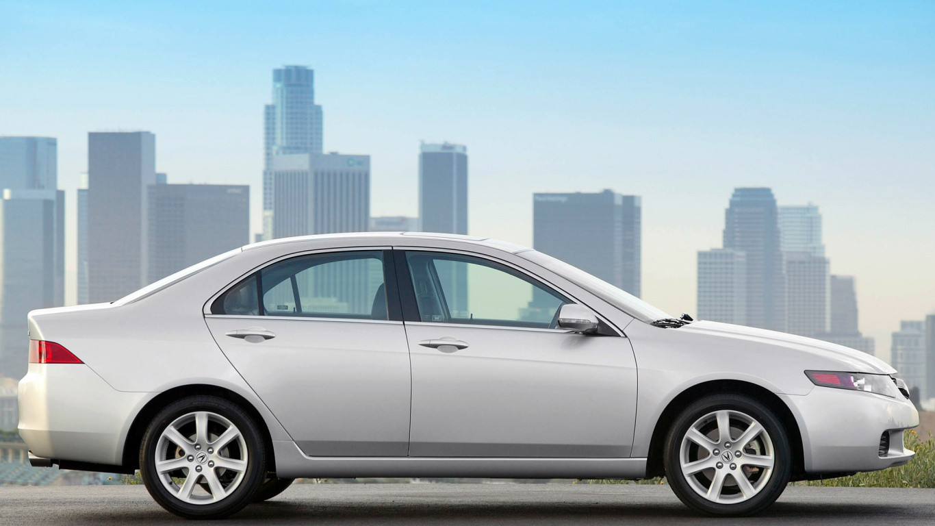 Berline Argentée Sur Route Goudronnée Grise Pendant la Journée. Wallpaper in 1366x768 Resolution