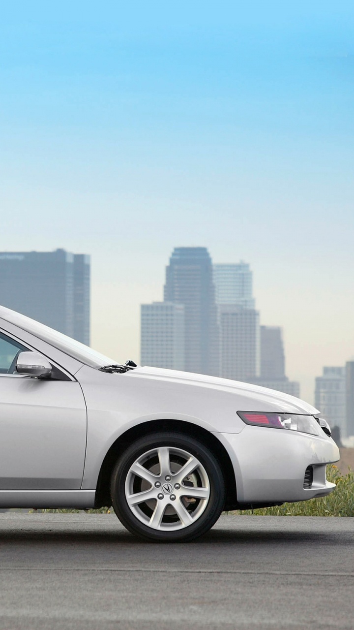 Berline Argentée Sur Route Goudronnée Grise Pendant la Journée. Wallpaper in 720x1280 Resolution