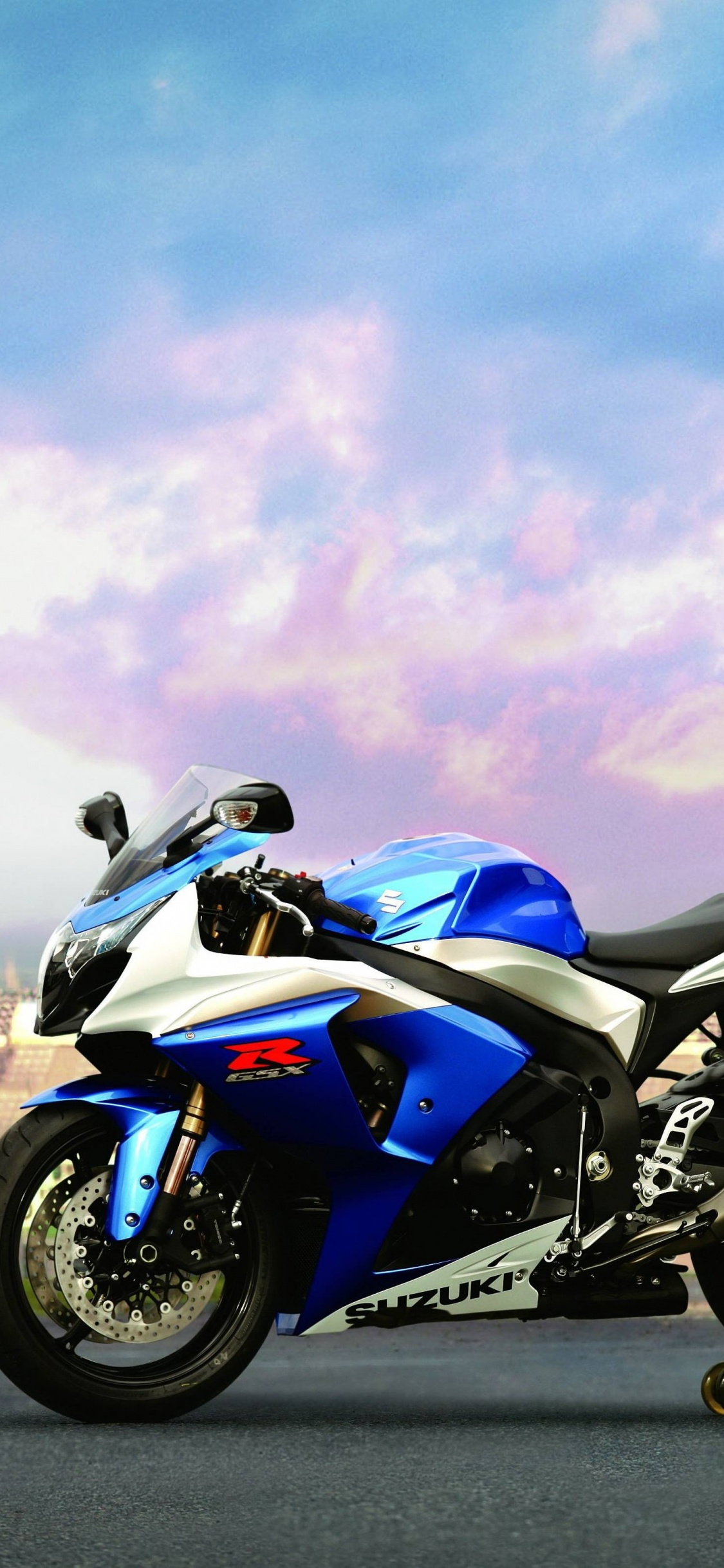 Vélo de Sport Bleu et Noir Sur Route Pendant la Journée. Wallpaper in 1125x2436 Resolution