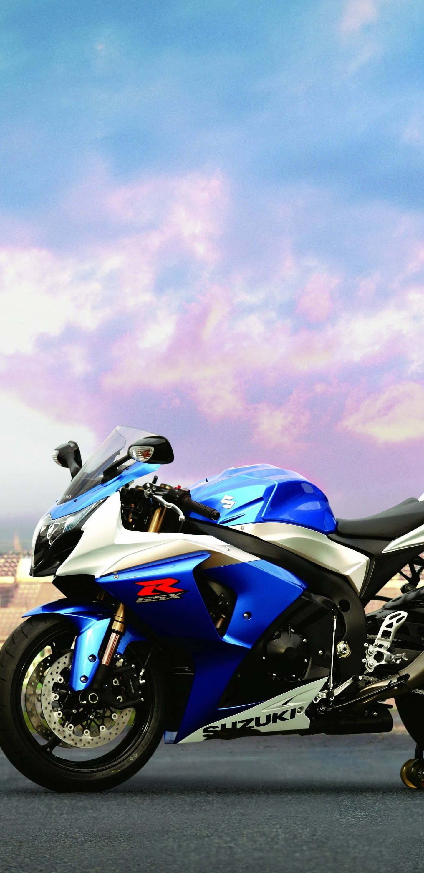 Vélo de Sport Bleu et Noir Sur Route Pendant la Journée. Wallpaper in 1440x2960 Resolution