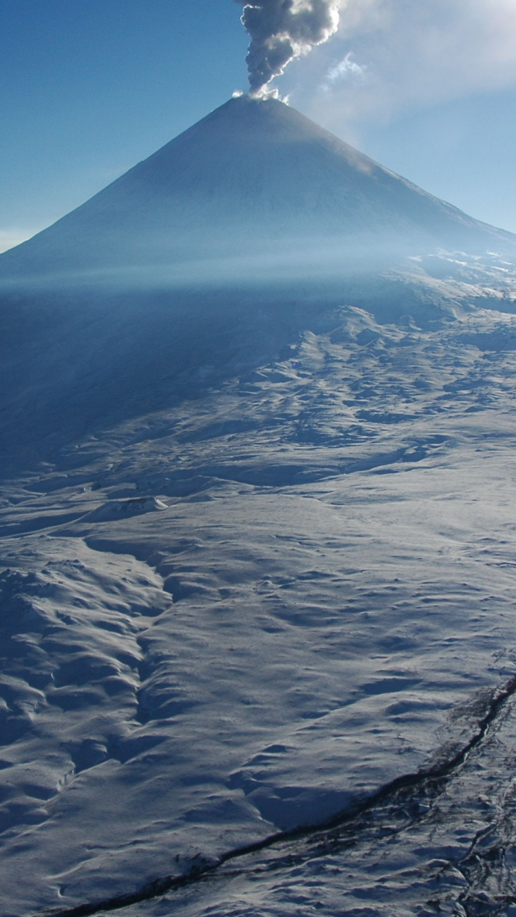 Nuages Blancs Sur la Montagne Couverte de Neige Pendant la Journée. Wallpaper in 750x1334 Resolution