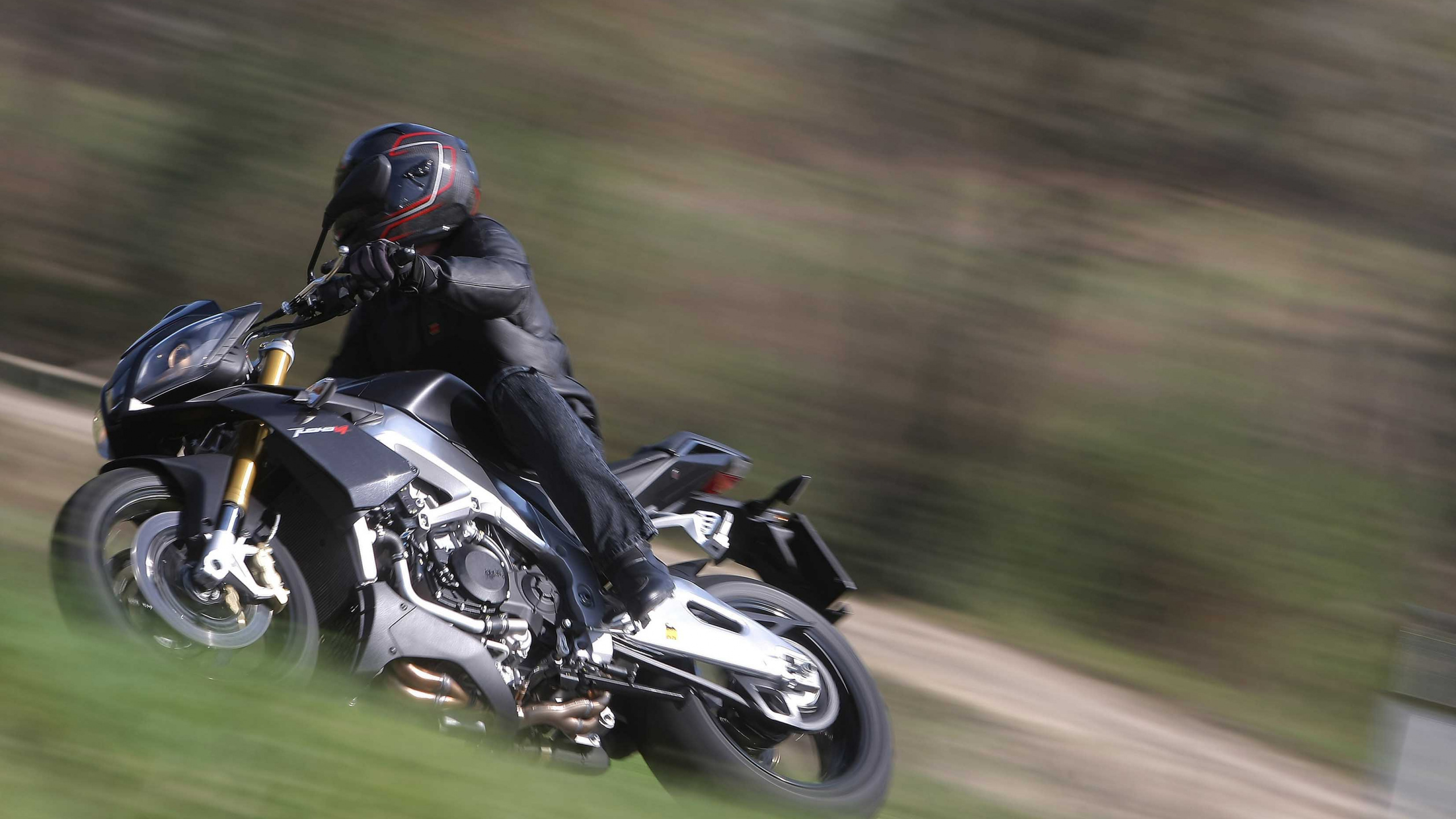 Man Riding Black and White Sports Bike. Wallpaper in 2560x1440 Resolution