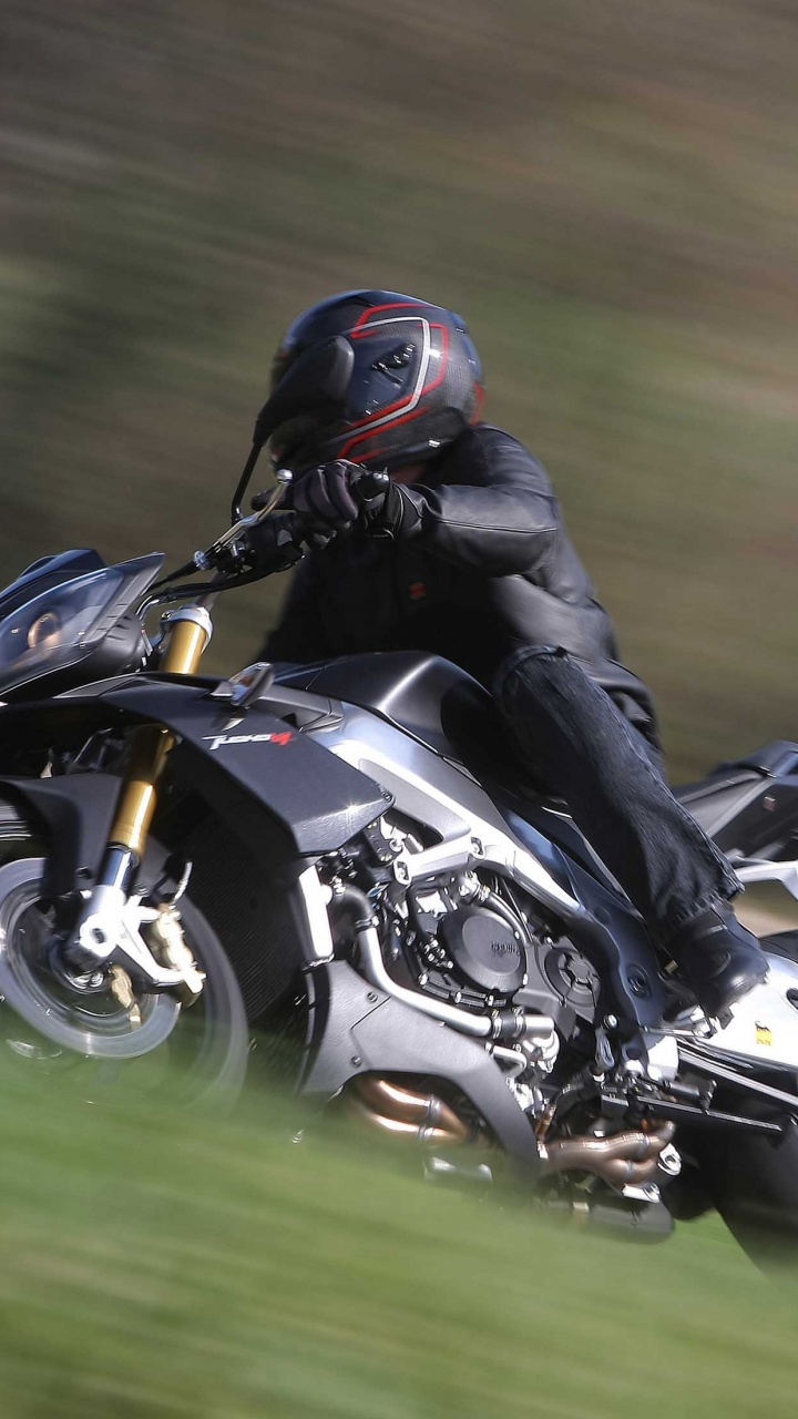 Mann, Der Ein Schwarzes Und Weißes Sportrad Fährt. Wallpaper in 720x1280 Resolution