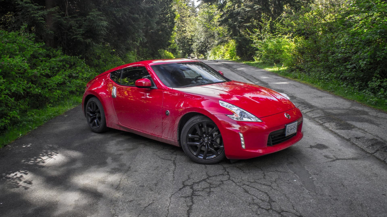 Roter Ferrari 458 Italia Auf Grauem Betonpflaster Geparkt. Wallpaper in 1280x720 Resolution