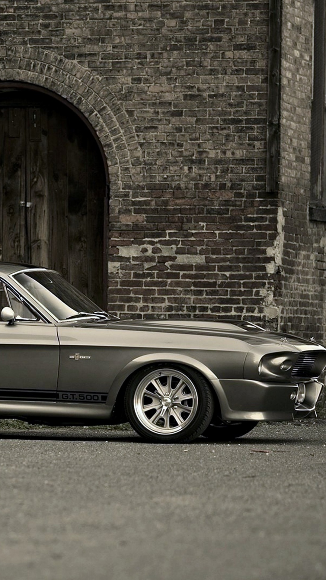 Photo en Niveaux de Gris D'un Coupé Garé à Côté D'un Mur de Briques. Wallpaper in 1080x1920 Resolution