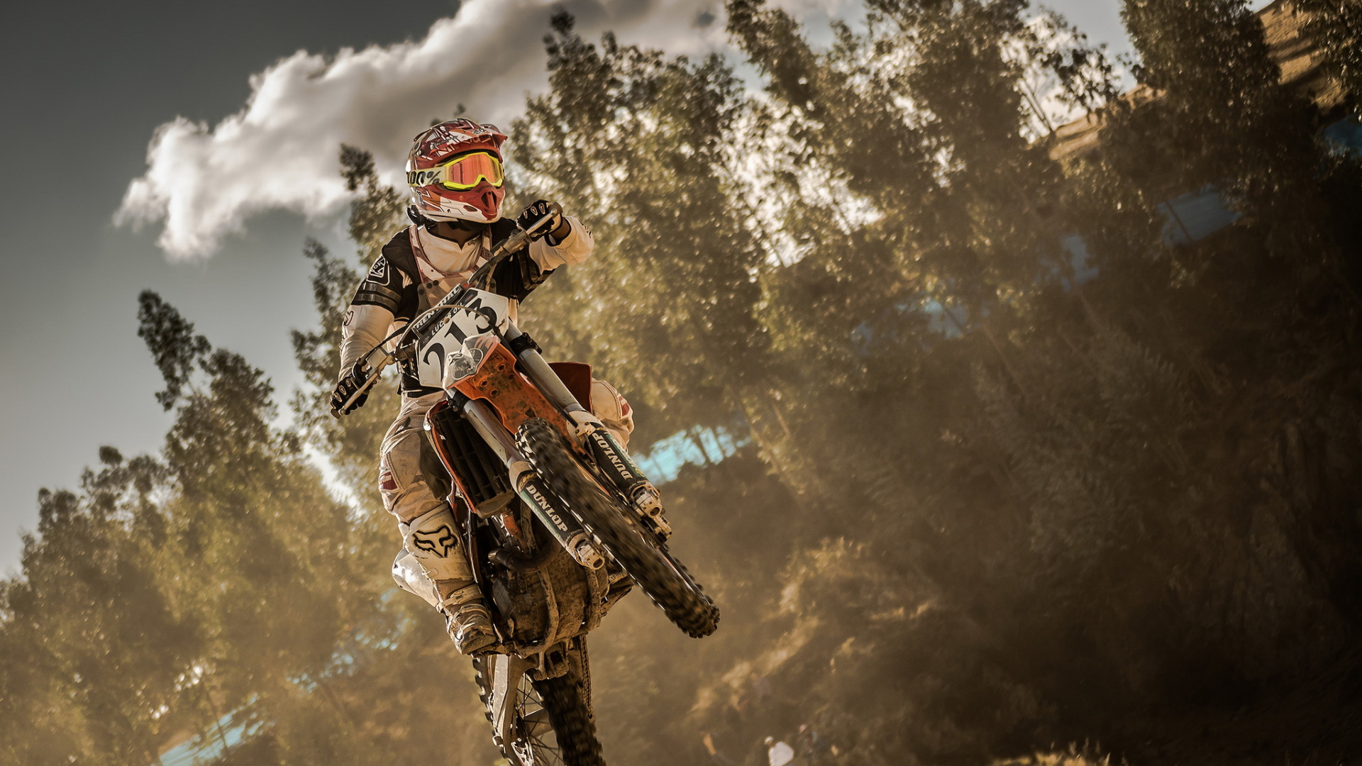 Mann im Orangefarbenen Und Schwarzen Motorradanzug, Der Motocross-Dirtbike Fährt Riding. Wallpaper in 1920x1080 Resolution