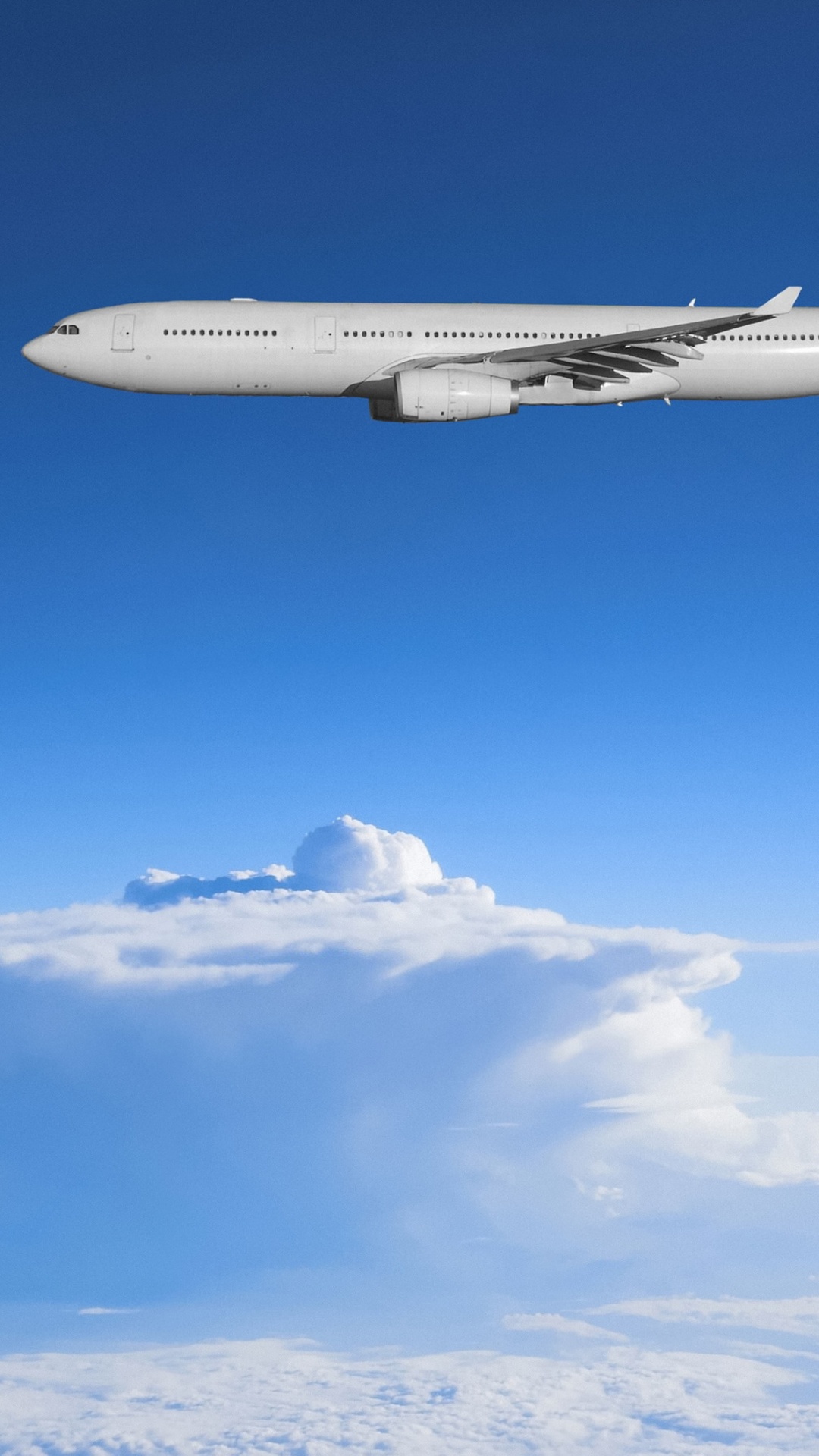 Avión Blanco Volando Bajo un Cielo Azul Durante el Día. Wallpaper in 1080x1920 Resolution