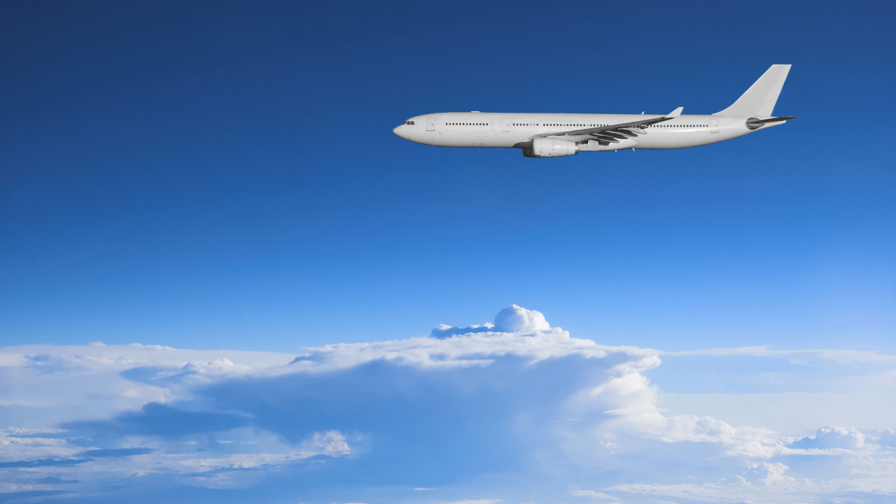 Weißes Flugzeug, Das Tagsüber Unter Blauem Himmel Fliegt. Wallpaper in 1280x720 Resolution