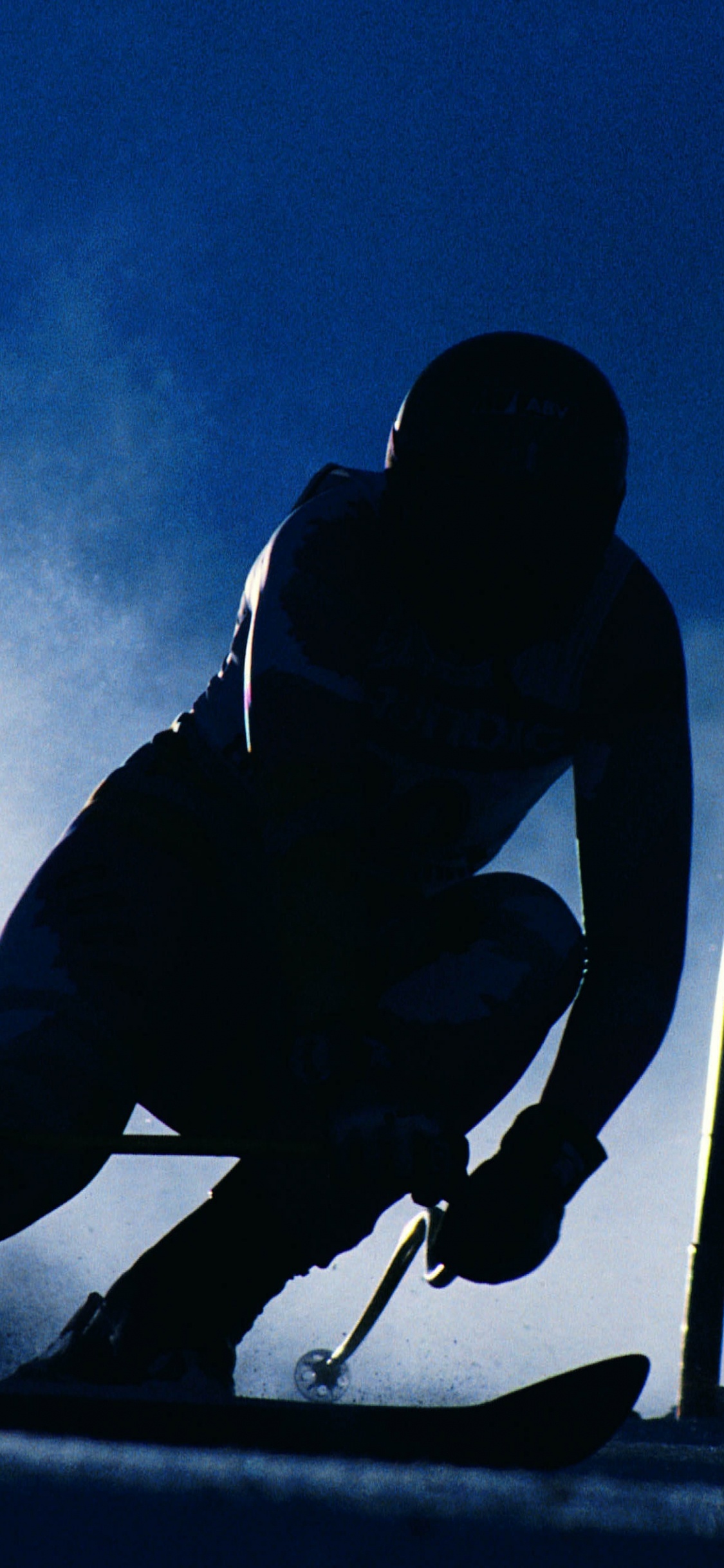 Silhouette of Man Riding Ski Lames Sous Ciel Bleu. Wallpaper in 1125x2436 Resolution