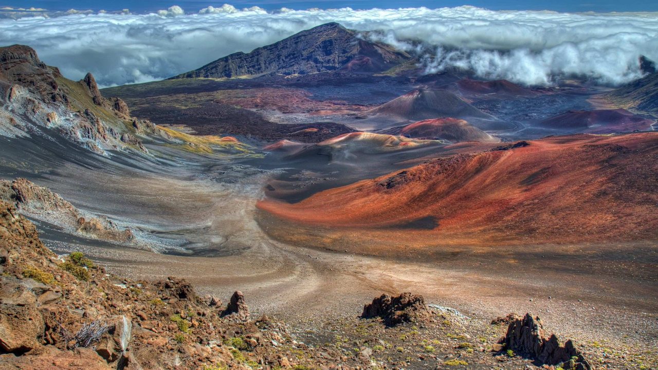 Braune Und Grüne Berge Unter Weißen Wolken Tagsüber White. Wallpaper in 1280x720 Resolution