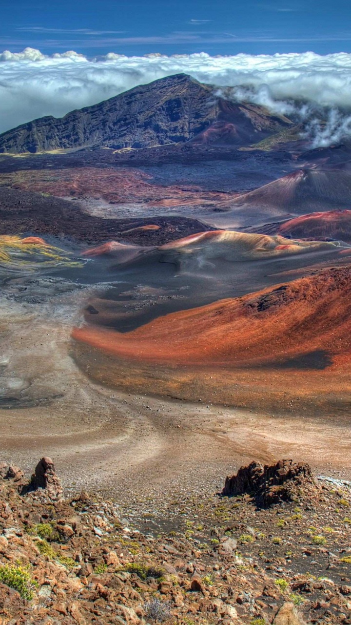Braune Und Grüne Berge Unter Weißen Wolken Tagsüber White. Wallpaper in 720x1280 Resolution