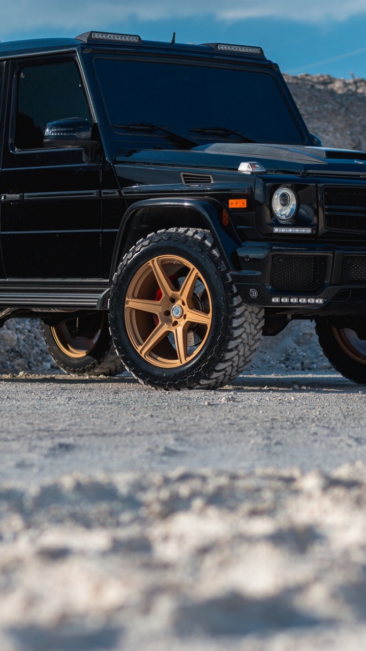 Suv Noir Sur Sable Blanc Pendant la Journée. Wallpaper in 720x1280 Resolution