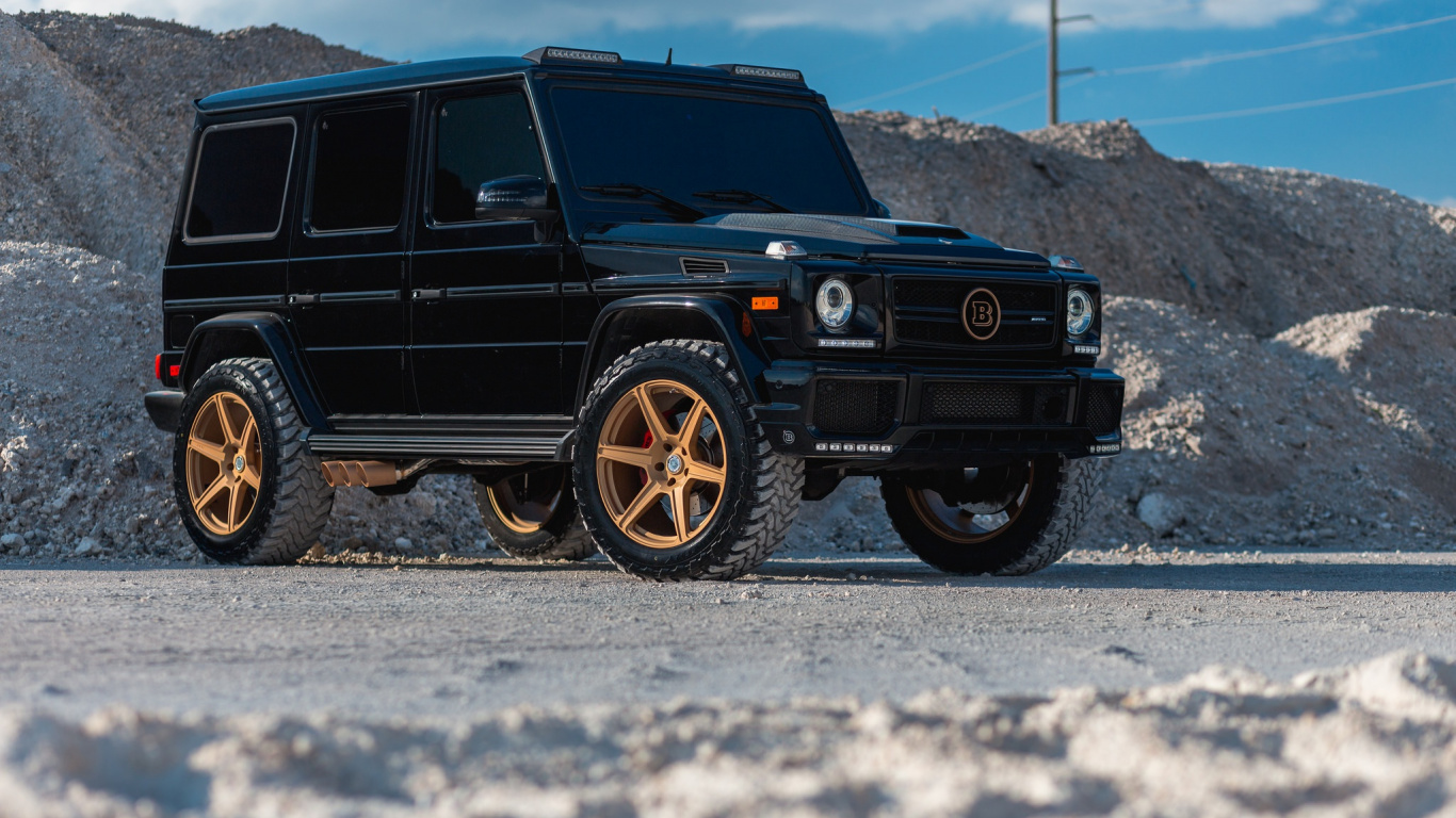 Black Suv on White Sand During Daytime. Wallpaper in 1366x768 Resolution