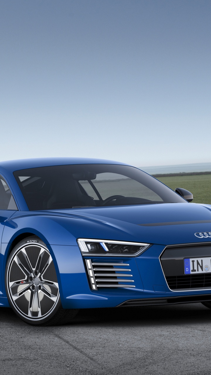 Blauer Audi r 8 Unterwegs. Wallpaper in 720x1280 Resolution