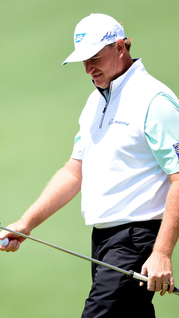 Homme en Polo Blanc et Noir et Casquette Blanche Tenant un Club de Golf Pendant la Journée. Wallpaper in 720x1280 Resolution