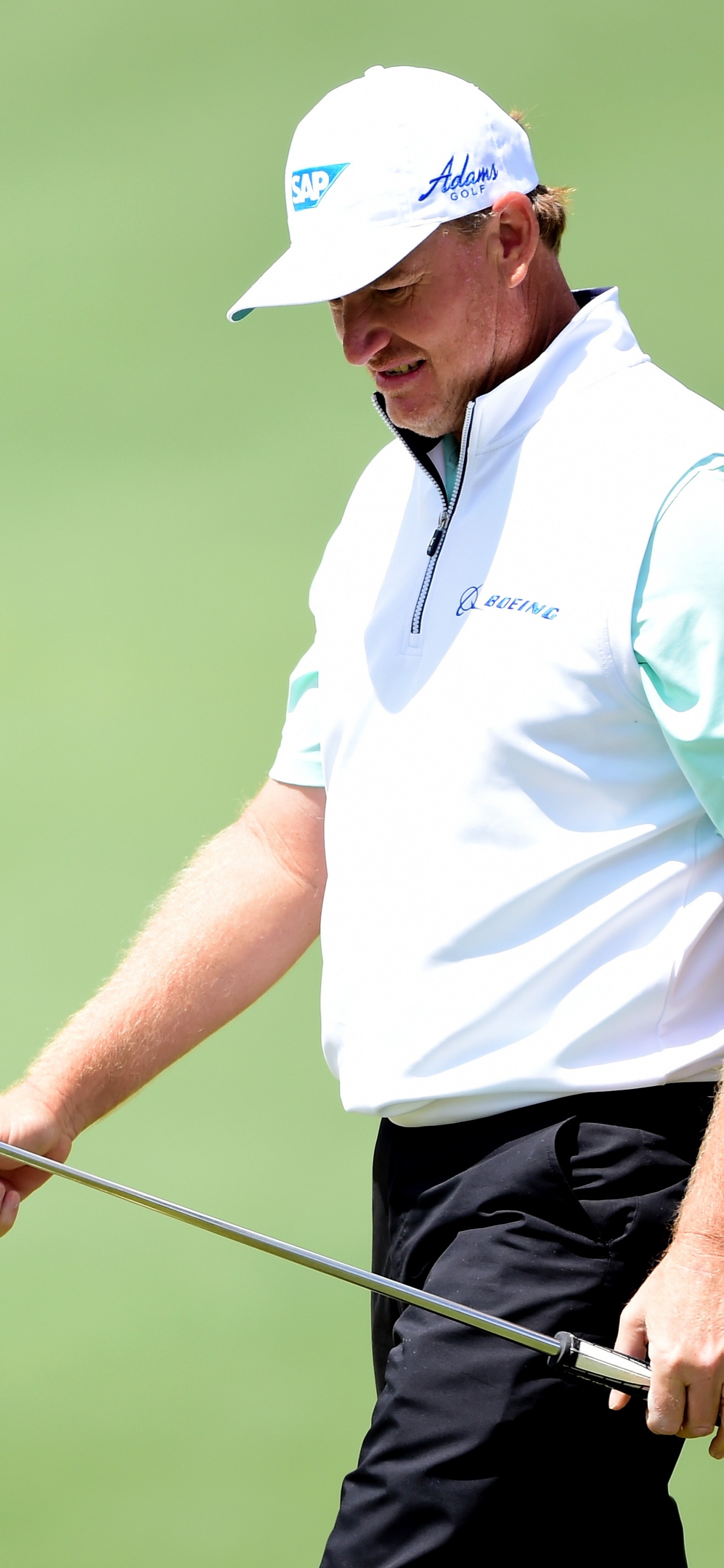 Mann in Weißem Und Schwarzem Poloshirt Und Weißer Mütze Mit Golfschläger Tagsüber. Wallpaper in 1242x2688 Resolution