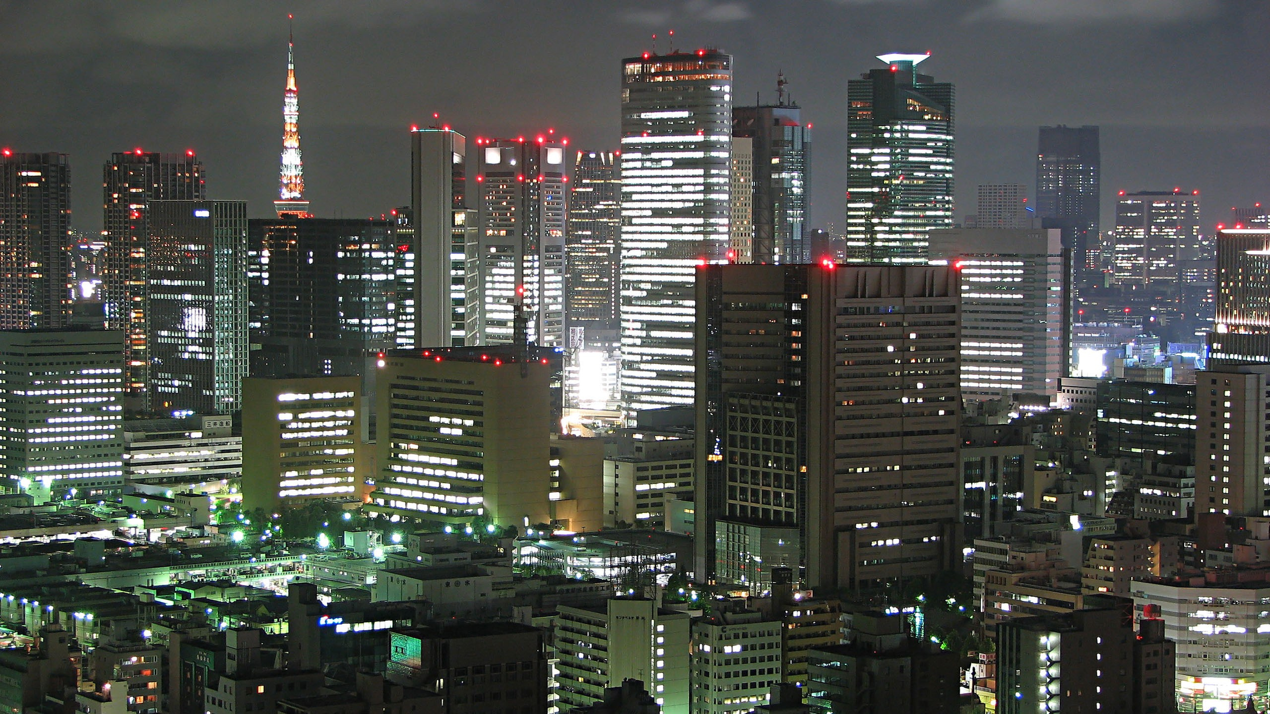 Immeubles de Grande Hauteur Pendant la Nuit. Wallpaper in 2560x1440 Resolution