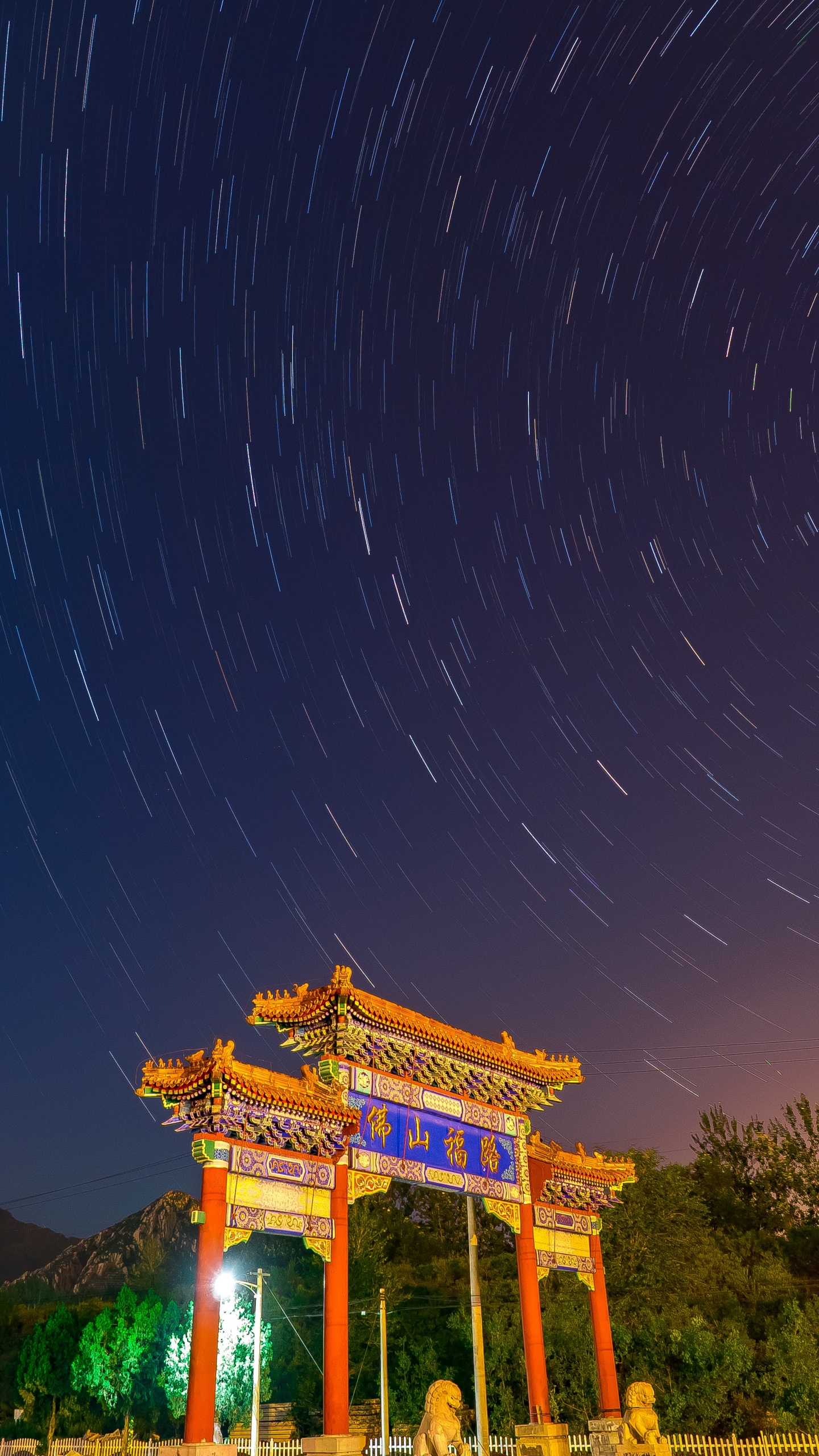 Templo Marrón Bajo un Cielo Azul Durante la Noche. Wallpaper in 1440x2560 Resolution