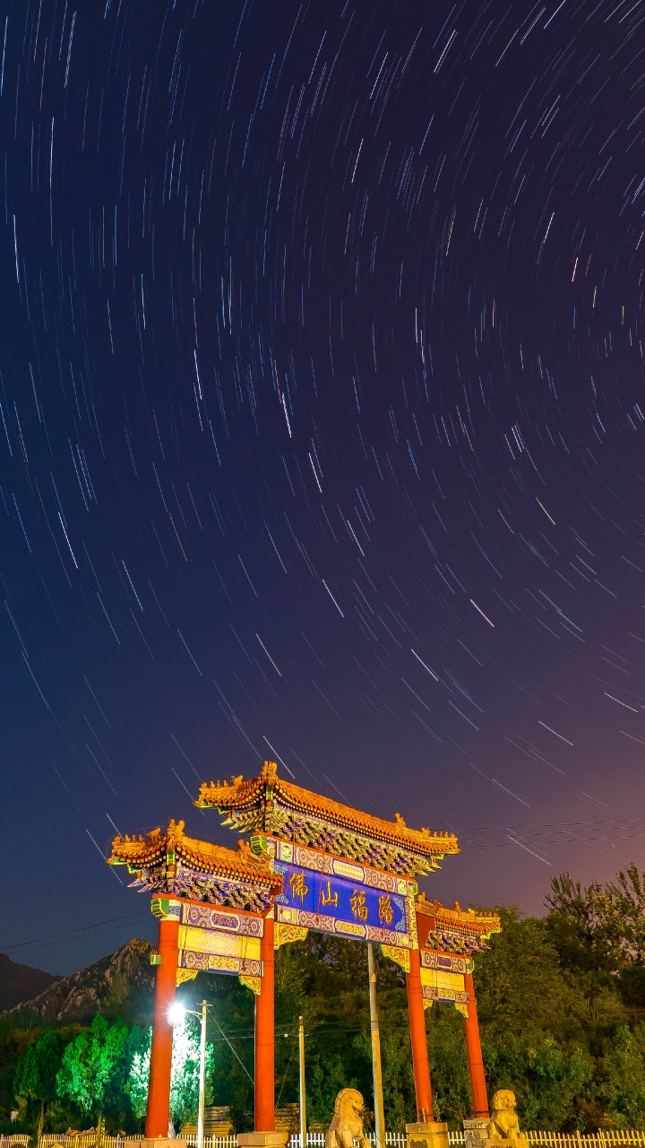 Brauner Tempel Unter Blauem Himmel Während Der Nacht. Wallpaper in 720x1280 Resolution