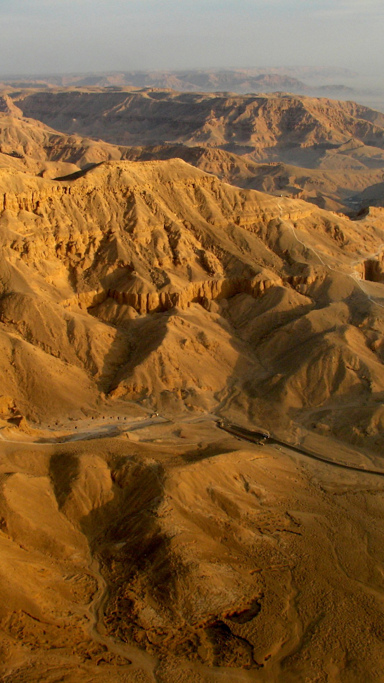 Montañas Marrones y Grises Bajo un Cielo Azul Durante el Día. Wallpaper in 750x1334 Resolution