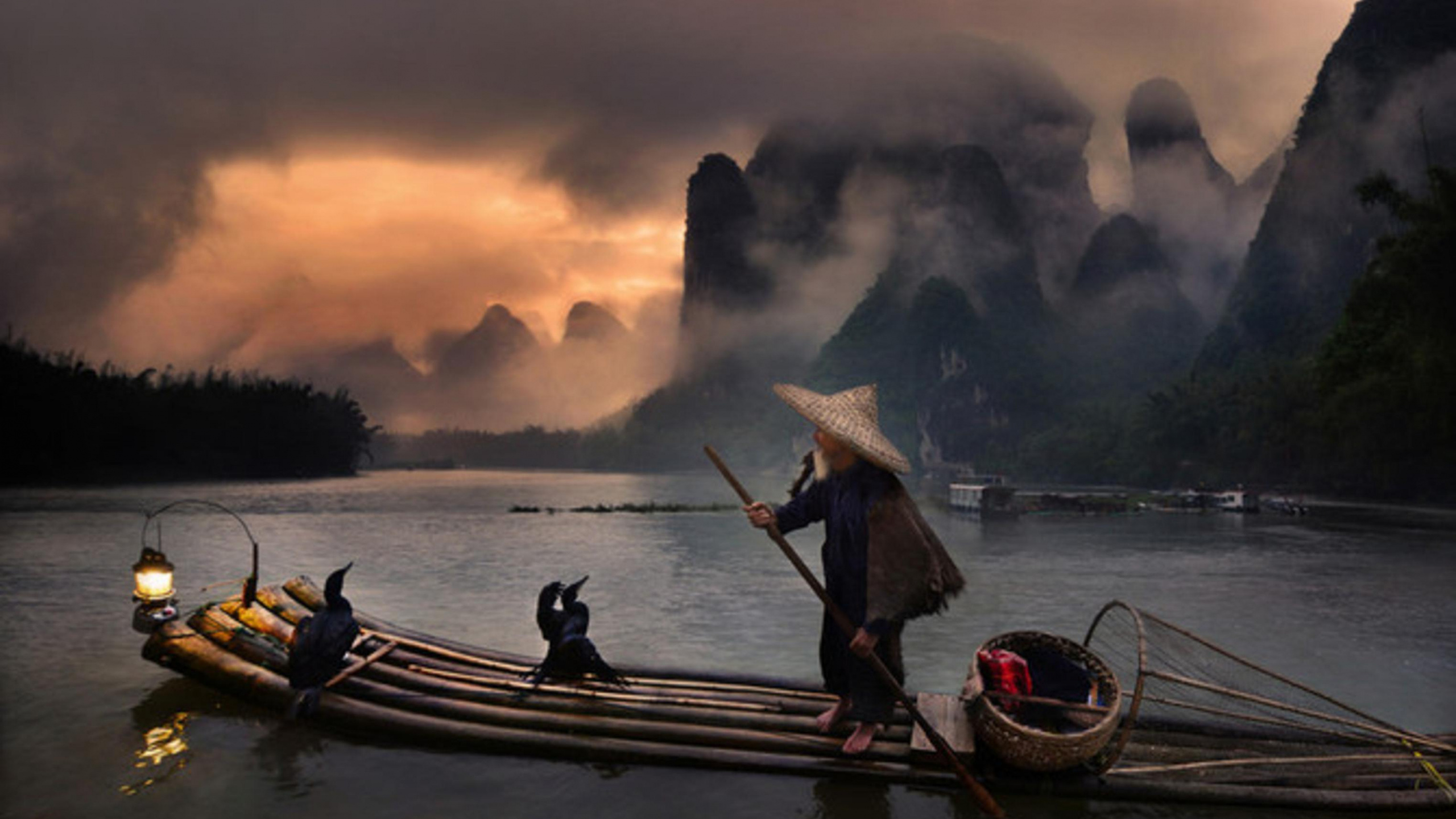 Man Riding on Boat Sur le Lac Pendant le Coucher du Soleil. Wallpaper in 2560x1440 Resolution