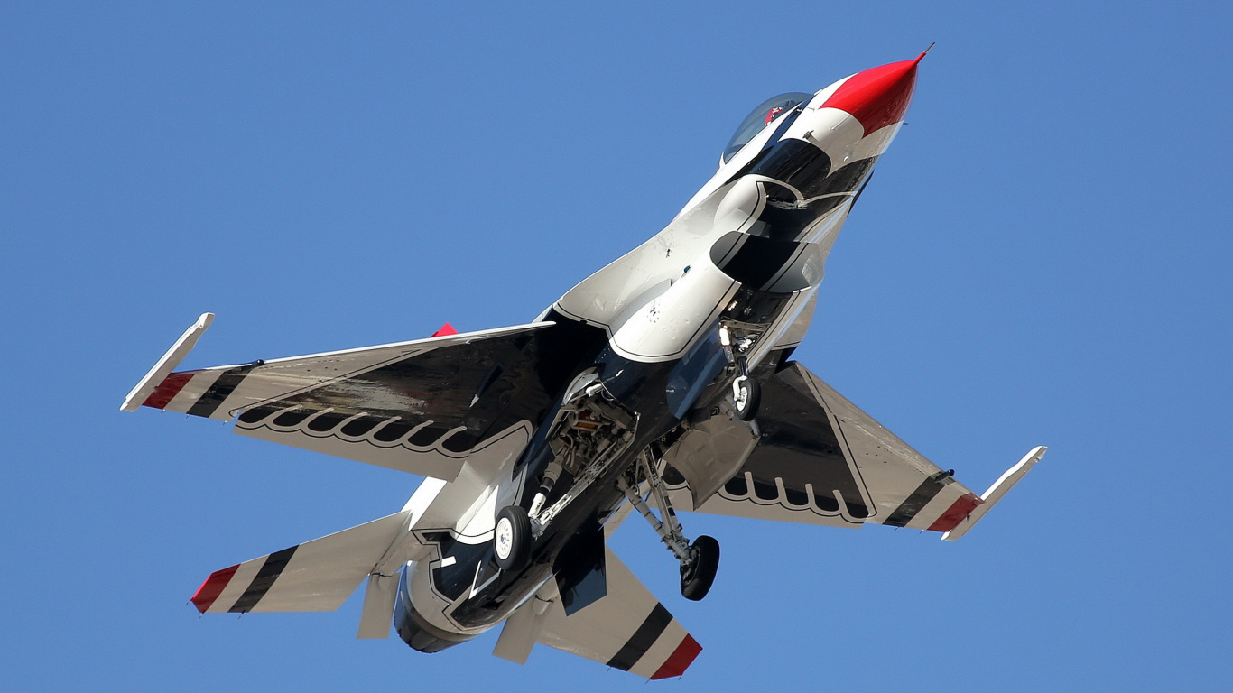 Weißes Und Rotes Düsenflugzeug in Der Luft Tagsüber. Wallpaper in 1366x768 Resolution