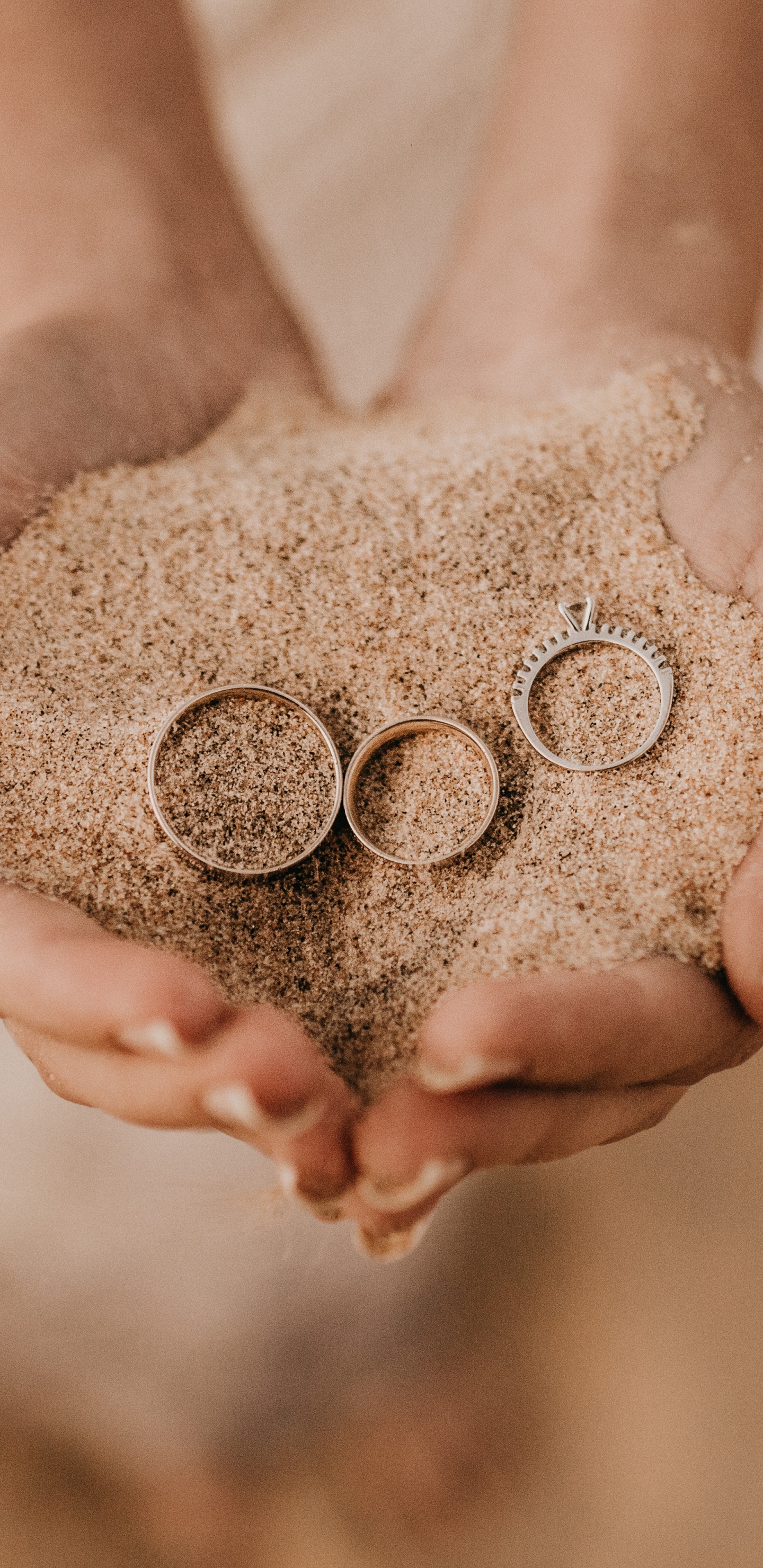 Person Mit Braunem Sand Auf Weißem Textil. Wallpaper in 1440x2960 Resolution