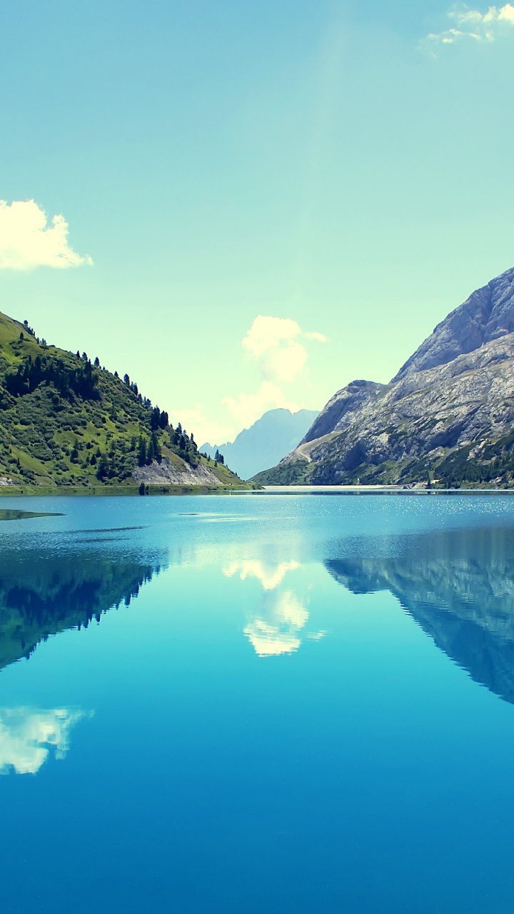 Montañas Verdes Junto al Lago Azul Bajo un Cielo Azul Durante el Día. Wallpaper in 720x1280 Resolution
