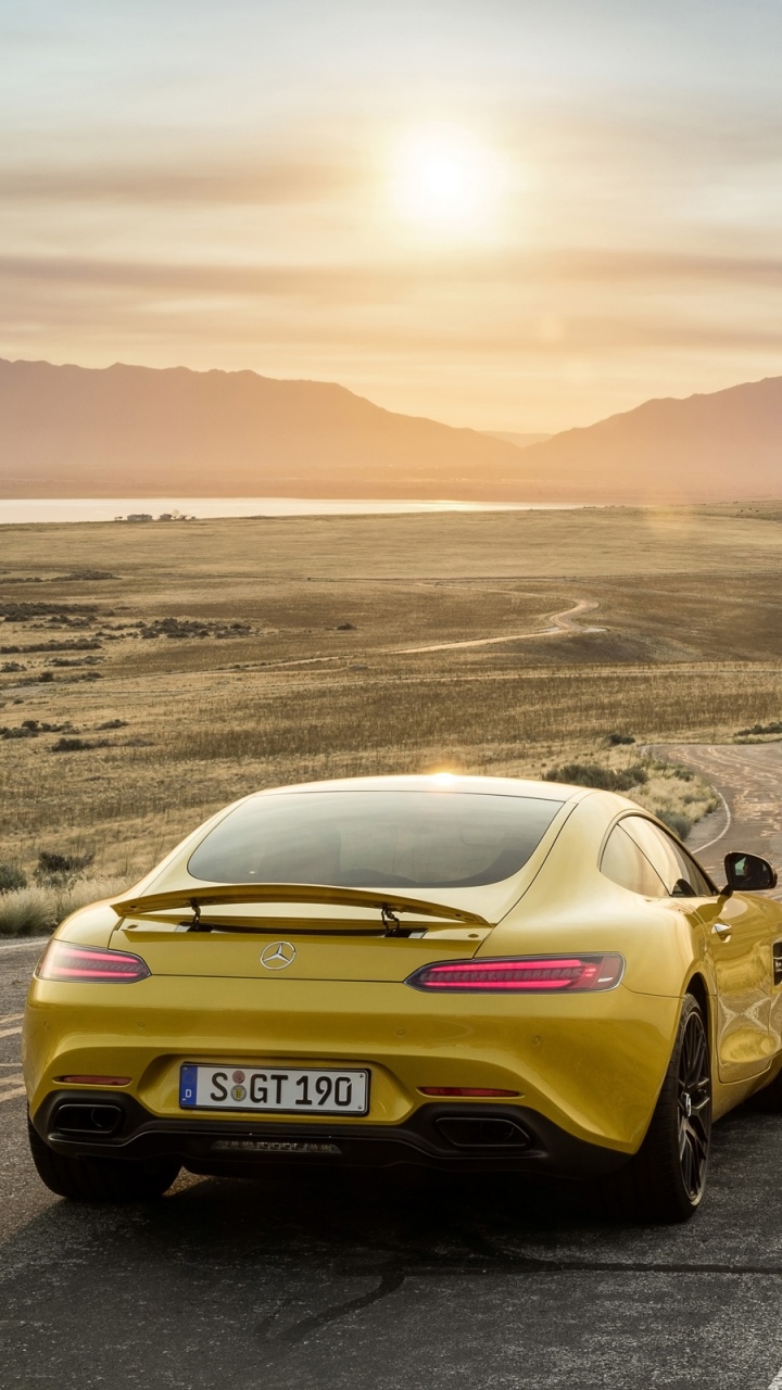 Porsche 911 Amarillo en la Carretera Durante el Día. Wallpaper in 720x1280 Resolution