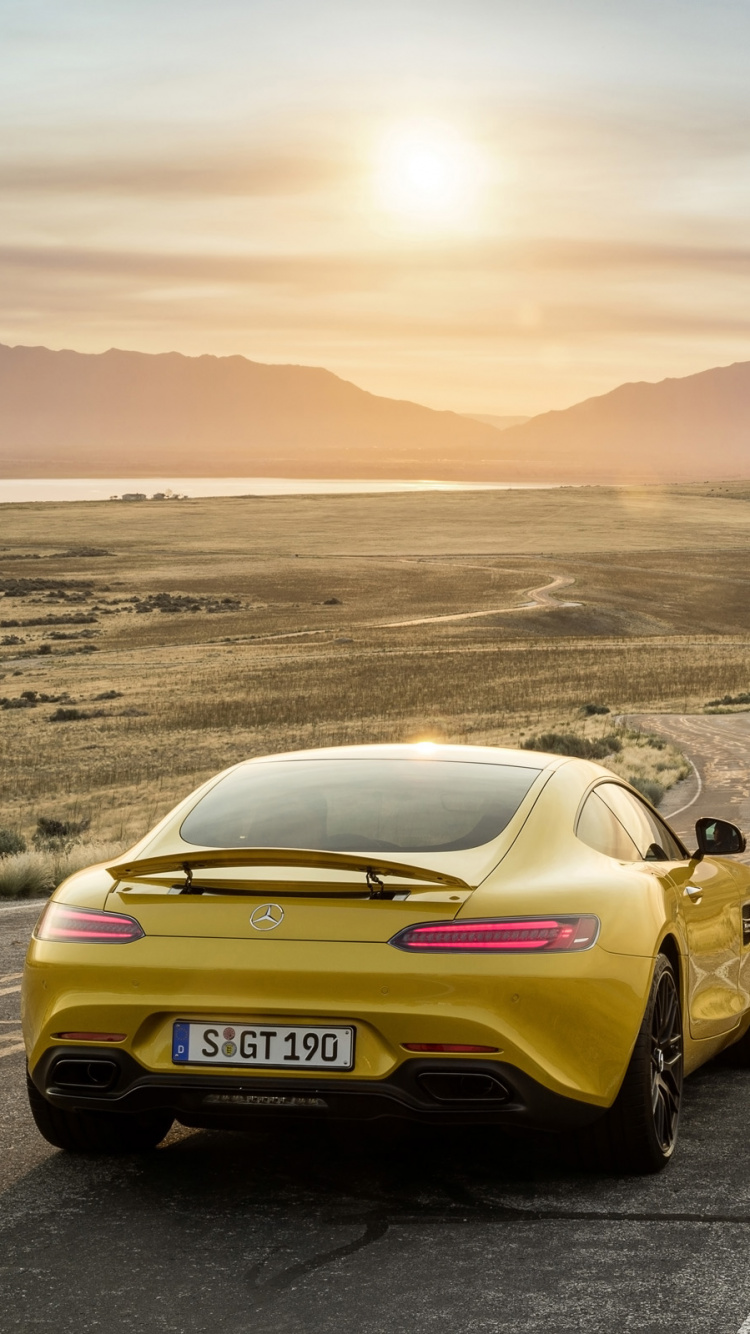 Porsche 911 Amarillo en la Carretera Durante el Día. Wallpaper in 750x1334 Resolution