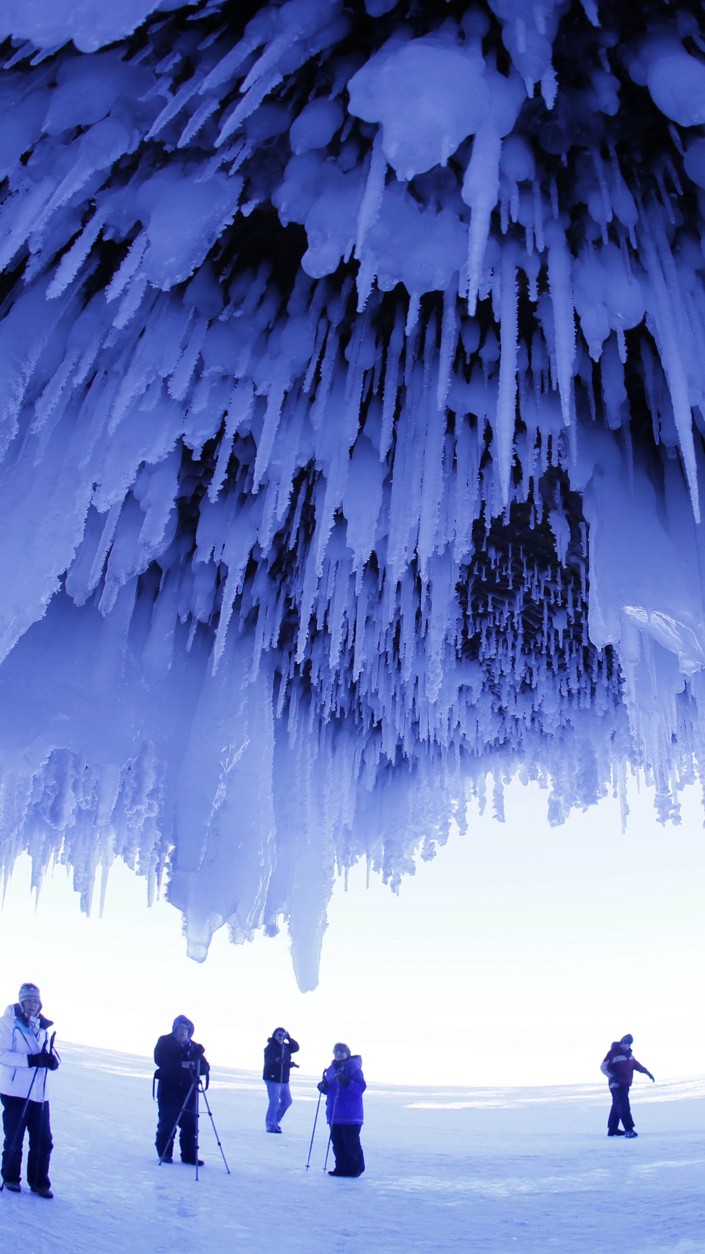 Silhouette de Personnes Marchant Sur un Sol Couvert de Neige. Wallpaper in 1440x2560 Resolution