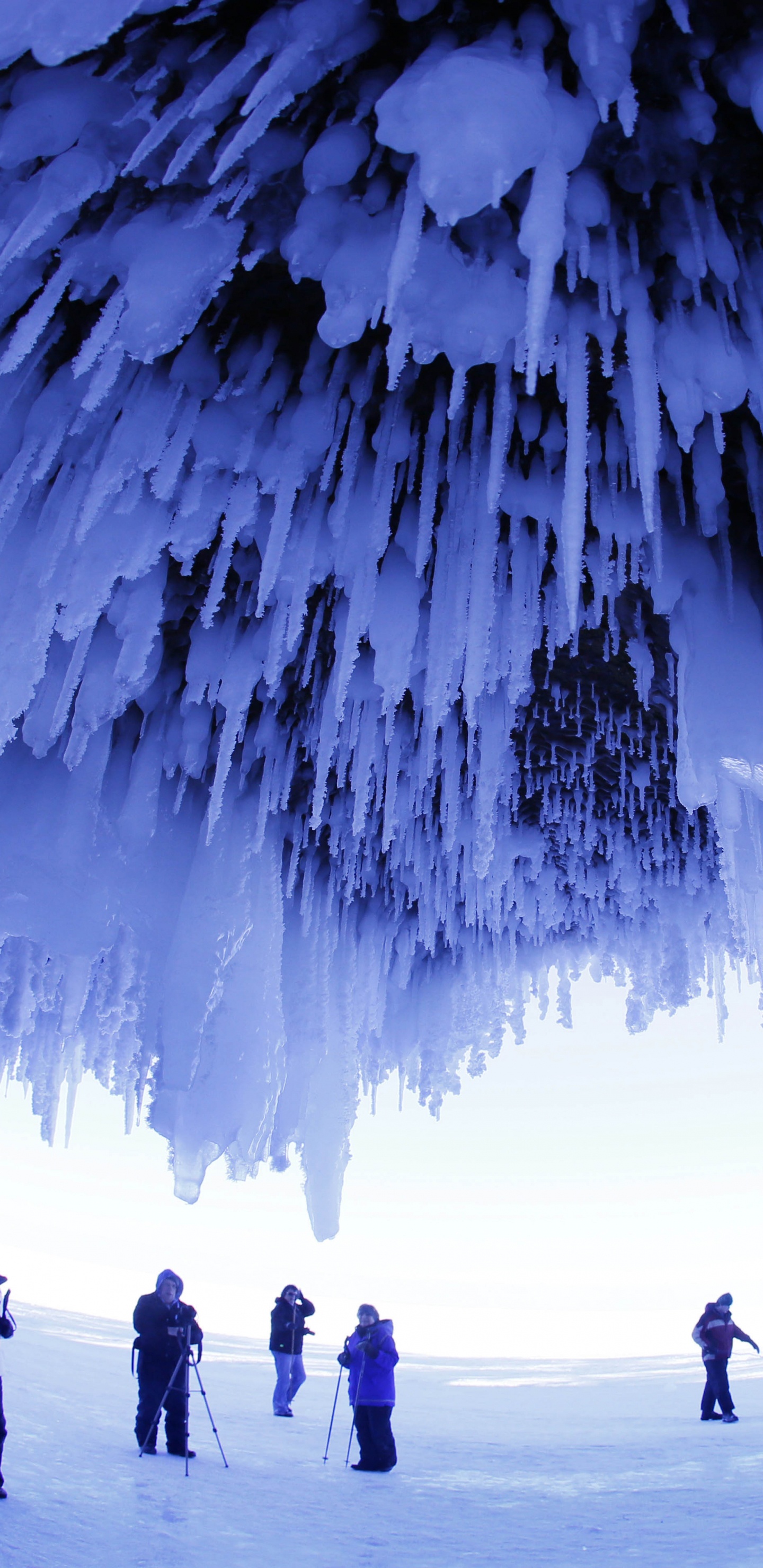 Silhouette de Personnes Marchant Sur un Sol Couvert de Neige. Wallpaper in 1440x2960 Resolution