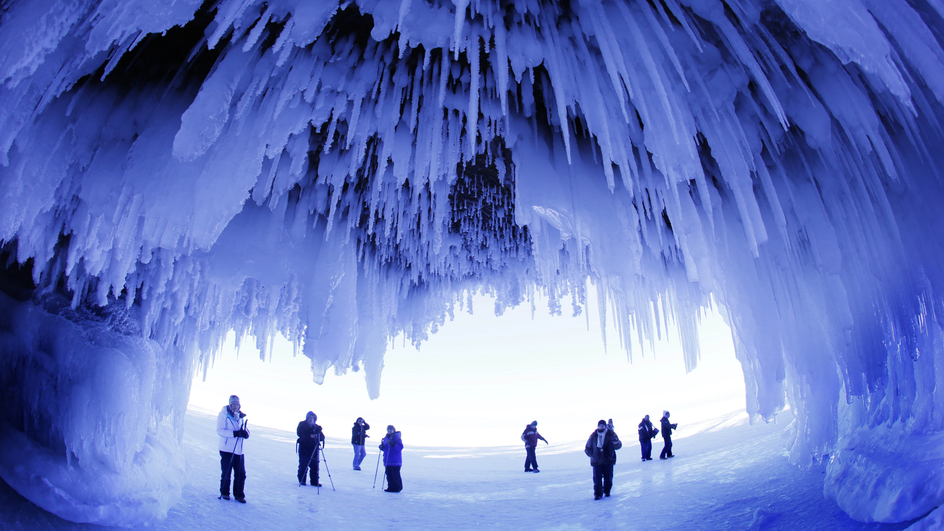 Silhouette de Personnes Marchant Sur un Sol Couvert de Neige. Wallpaper in 1920x1080 Resolution