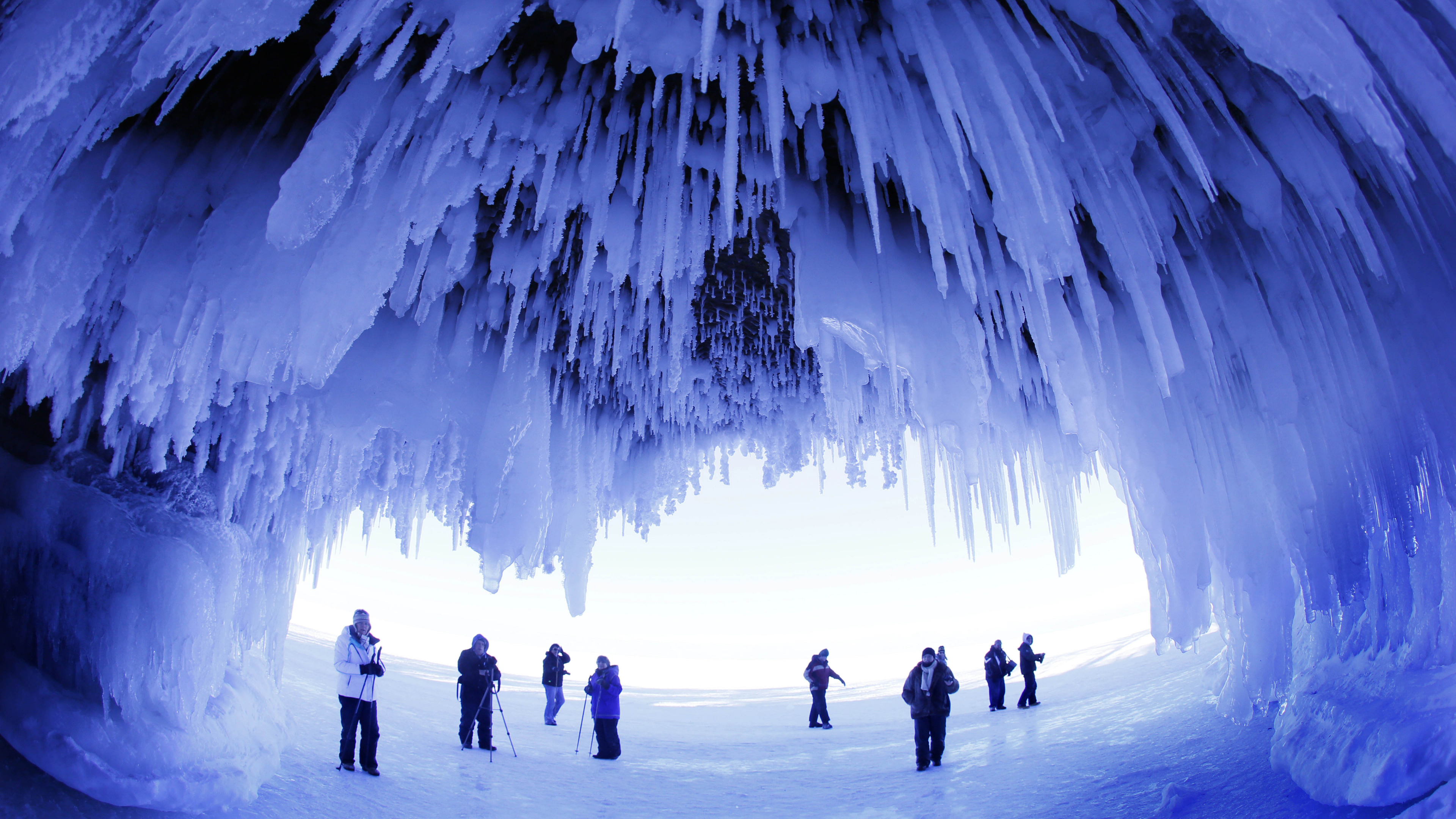 Silhouette de Personnes Marchant Sur un Sol Couvert de Neige. Wallpaper in 3840x2160 Resolution