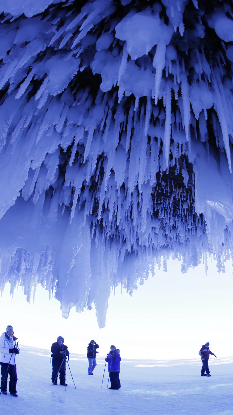 Silhouette de Personnes Marchant Sur un Sol Couvert de Neige. Wallpaper in 750x1334 Resolution