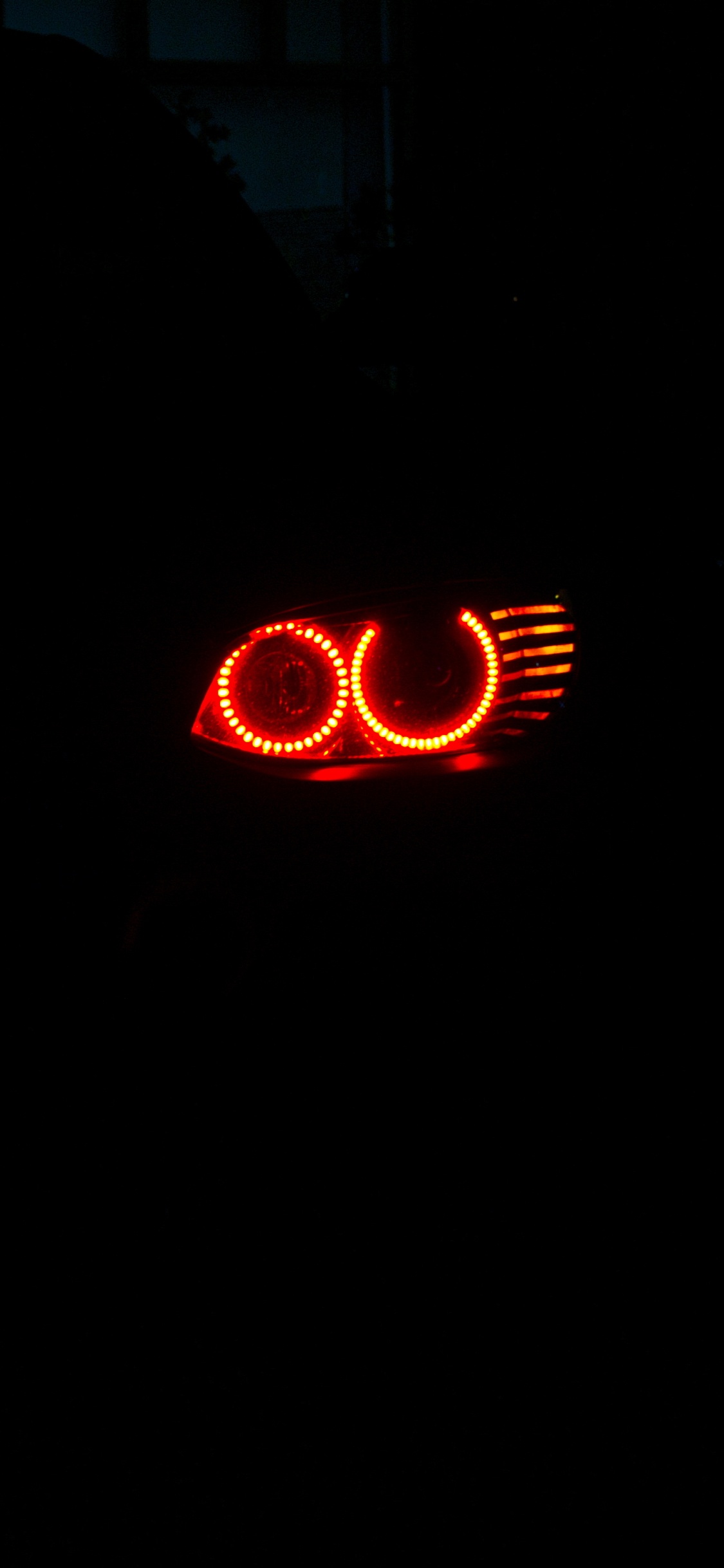 Rot Und Schwarz Beleuchtetes Gerät. Wallpaper in 1125x2436 Resolution