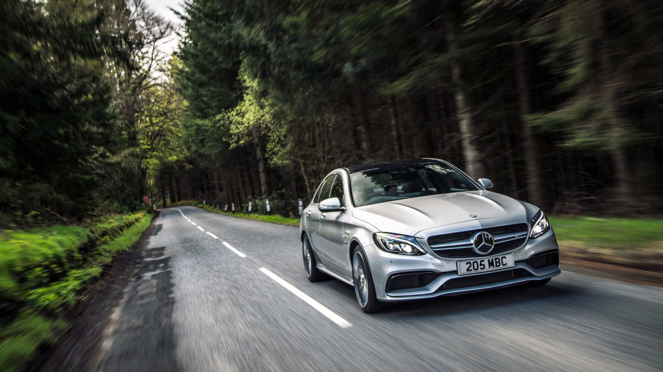 Mercedes Benz Coupé Noir Sur Route Pendant la Journée. Wallpaper in 1366x768 Resolution