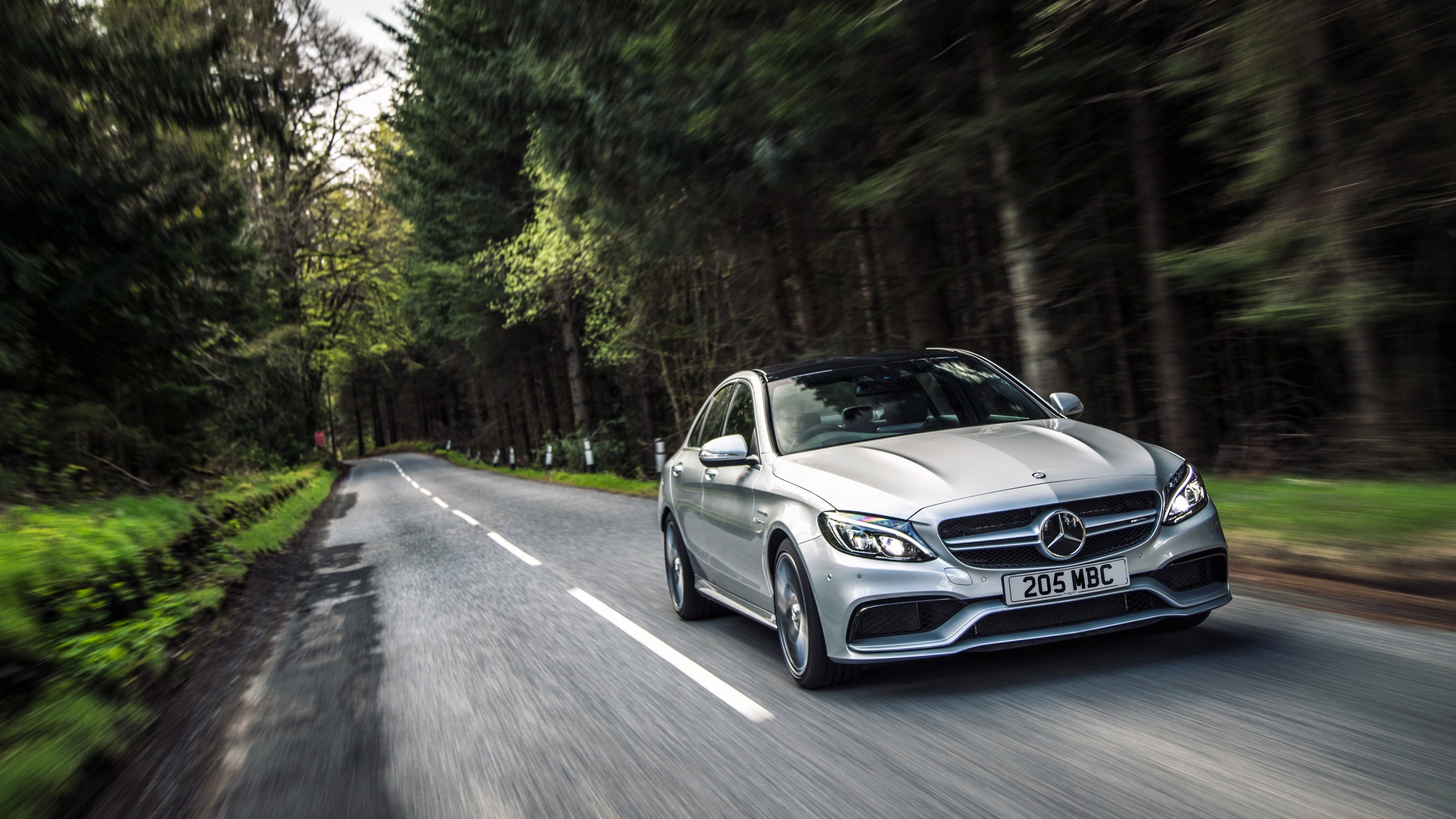 Mercedes Benz Coupé Noir Sur Route Pendant la Journée. Wallpaper in 2560x1440 Resolution