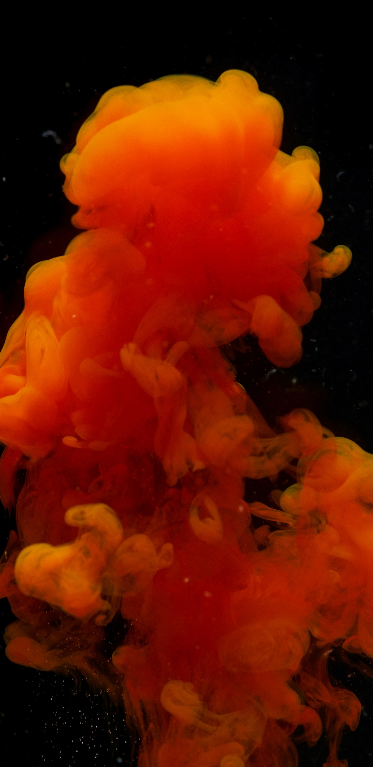 Fumée Orange Sur Fond Noir. Wallpaper in 1440x2960 Resolution
