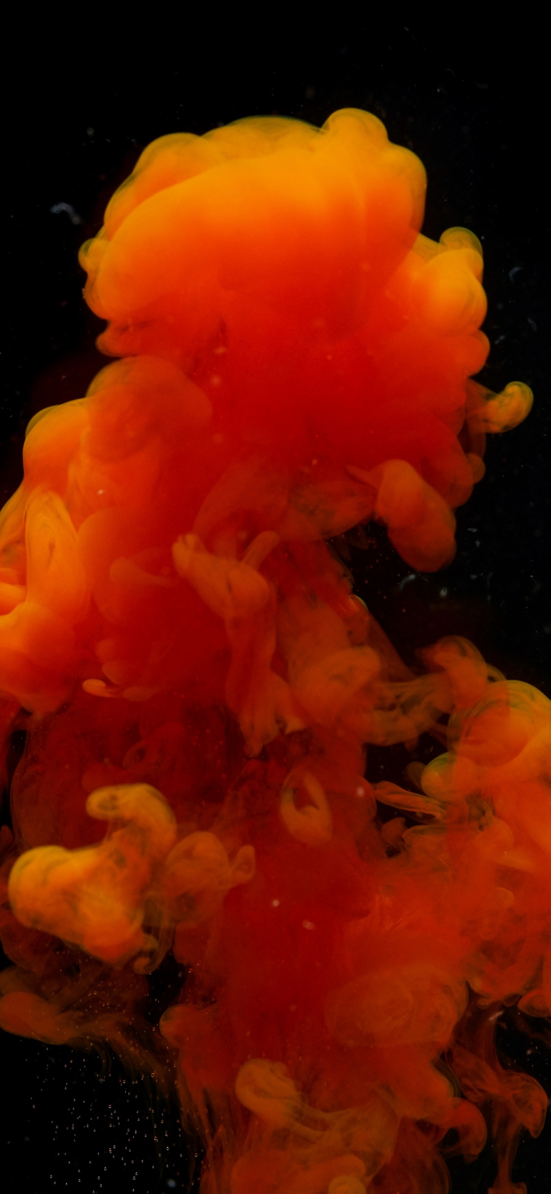 Humo Naranja en Fondo Negro. Wallpaper in 1125x2436 Resolution