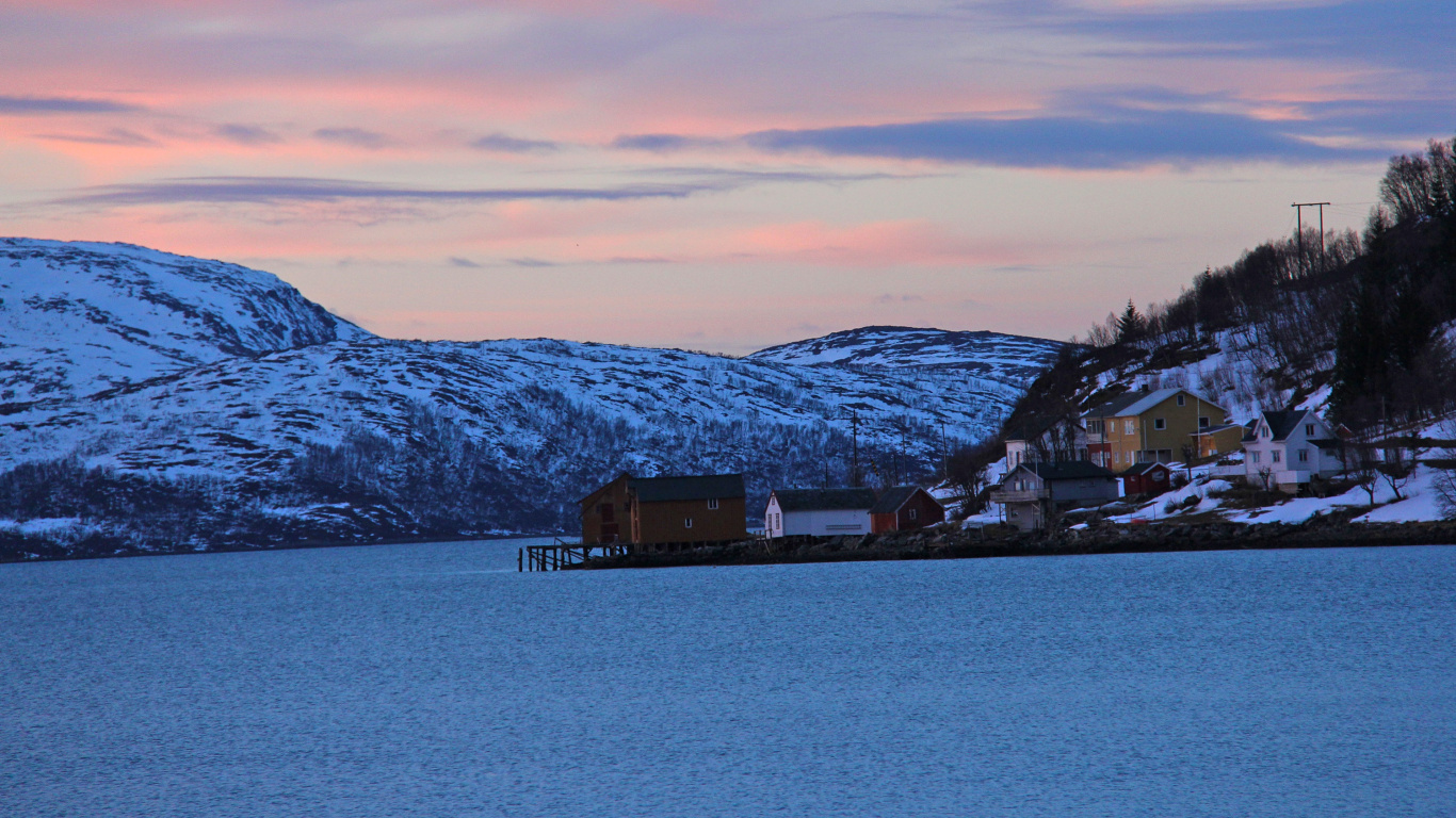 Häuser in Der Nähe Von Schneebedeckten Bergen Tagsüber. Wallpaper in 1366x768 Resolution