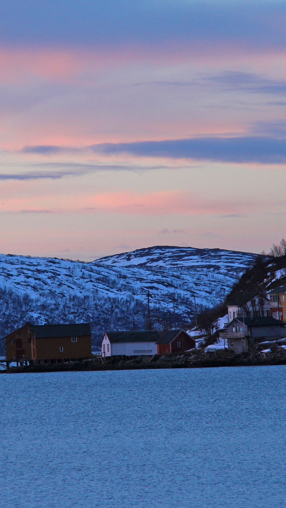 Casas Cerca de la Montaña Cubierta de Nieve Durante el Día. Wallpaper in 1080x1920 Resolution