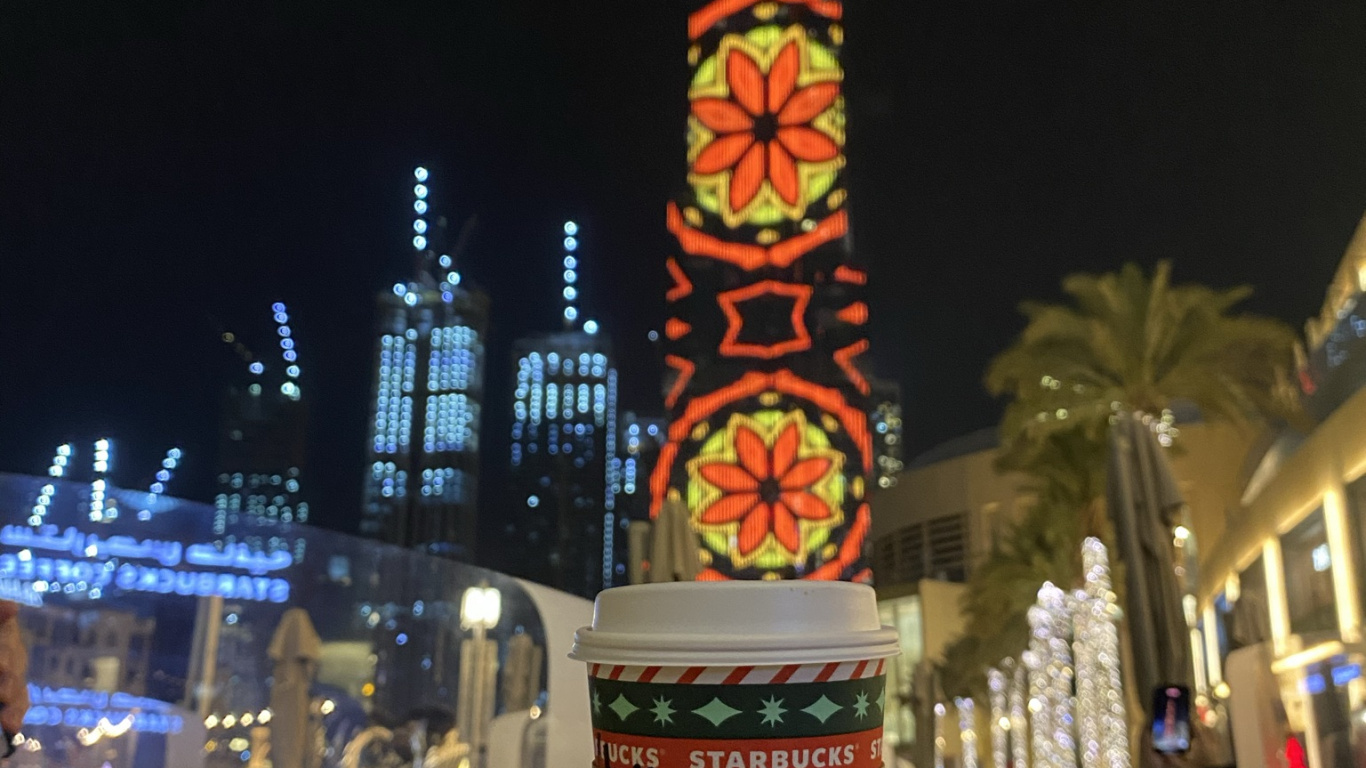 Dubai, Burj Khalifa, Starbucks Nuevo Logo 2011, Torre, Medianoche. Wallpaper in 1366x768 Resolution