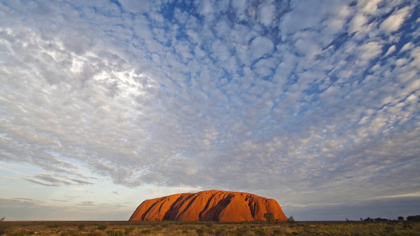 Montagne Brune Sous Ciel Bleu Pendant la Journée. Wallpaper in 1366x768 Resolution