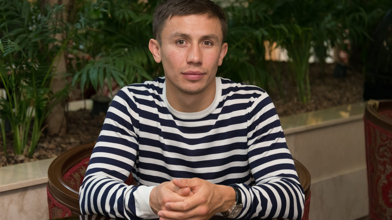 Mann im Schwarz-weiß Gestreiften Langarmhemd. Wallpaper in 1366x768 Resolution