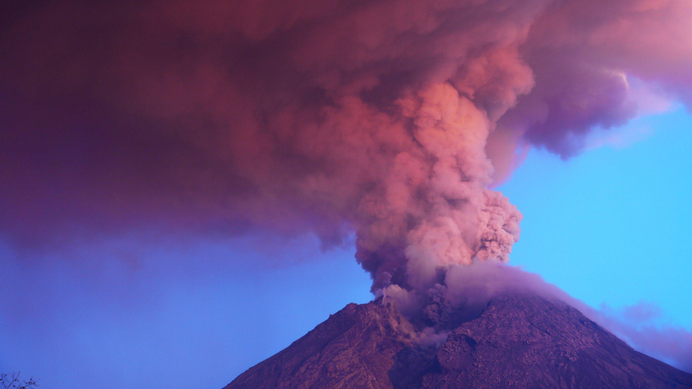 Weiße Wolken Über Schwarzem Berg. Wallpaper in 1366x768 Resolution