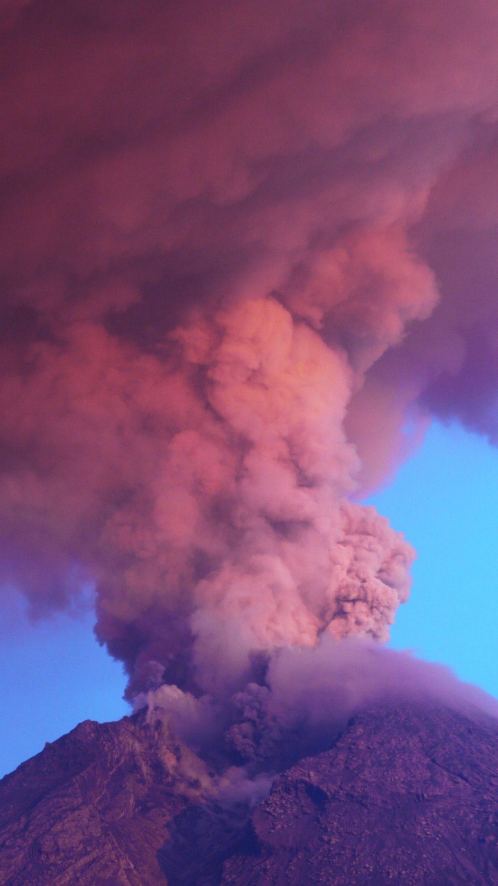 Nubes Blancas Sobre la Montaña Negra. Wallpaper in 720x1280 Resolution