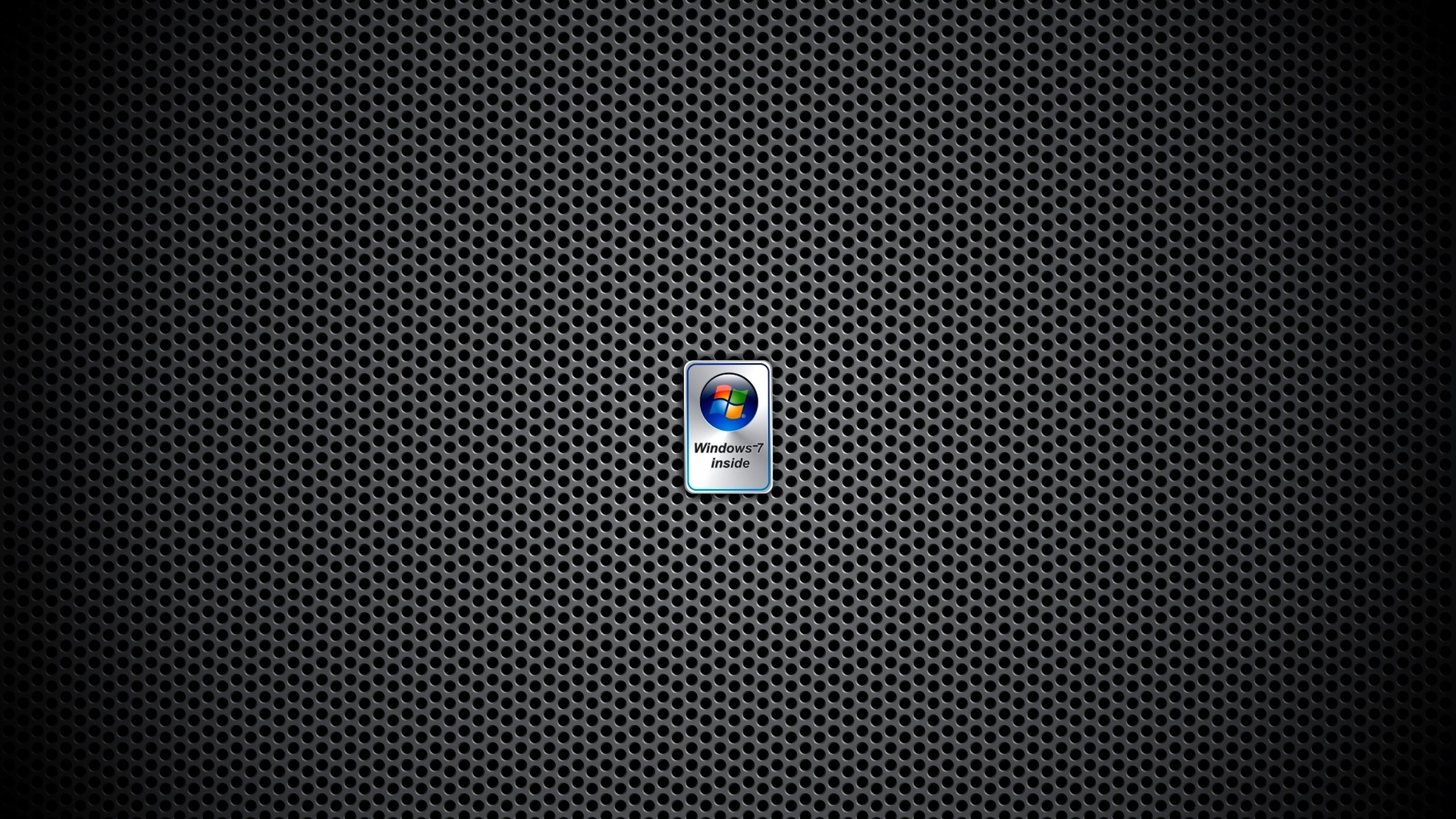 Weißes Und Gelbes Quadrat Auf Schwarz-weiß Gepunktetem Textil. Wallpaper in 2560x1440 Resolution